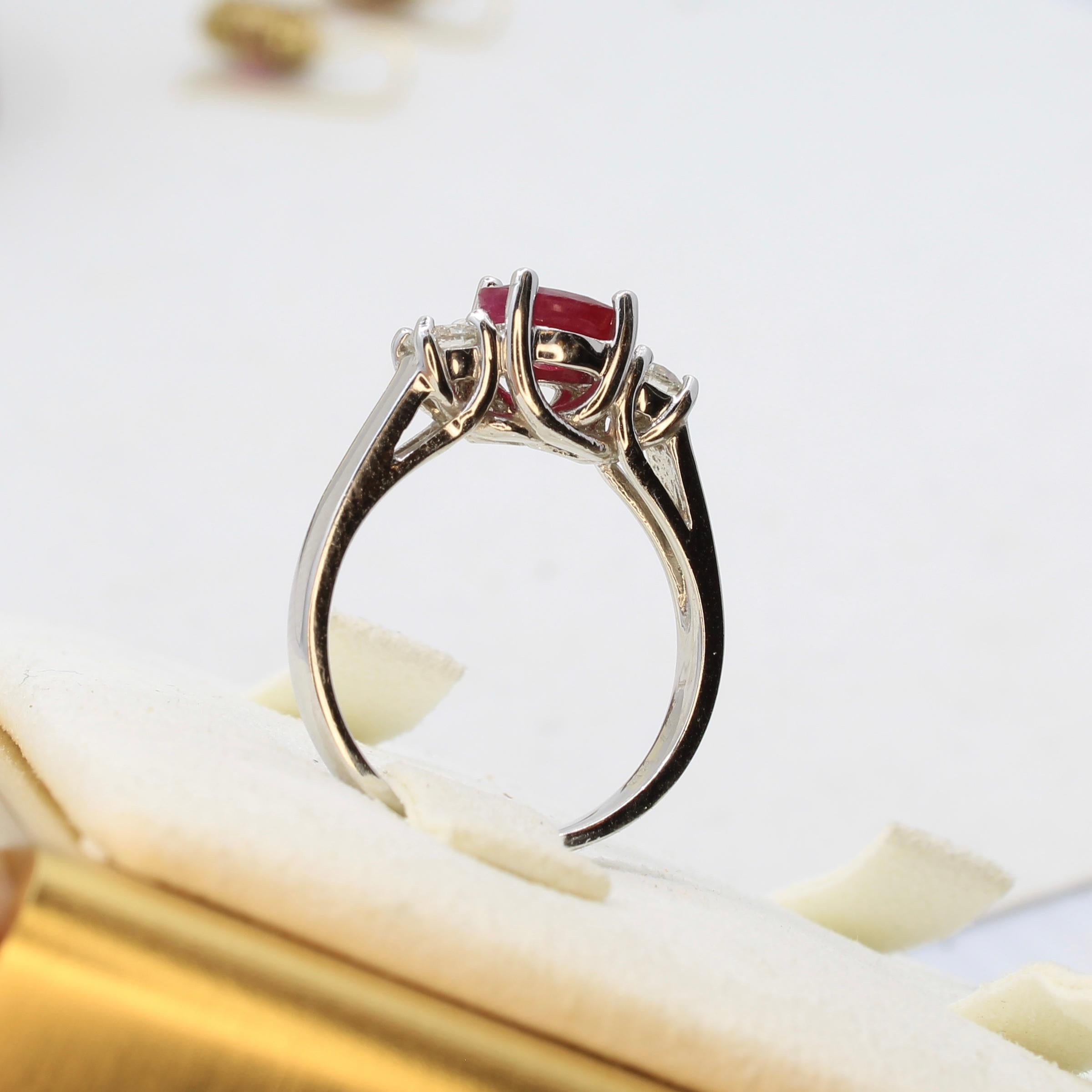Taille ovale Bague de fiançailles rubis à trois pierres - or blanc 14K - 1,27 carat en vente