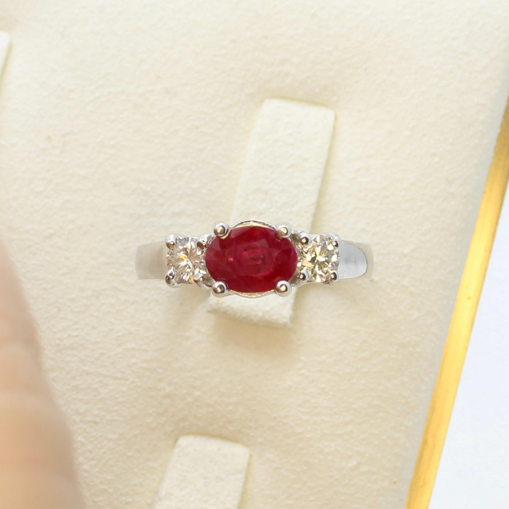 Bague de fiançailles rubis à trois pierres - or blanc 14K - 1,27 carat Bon état - En vente à Ben Lomond, CA