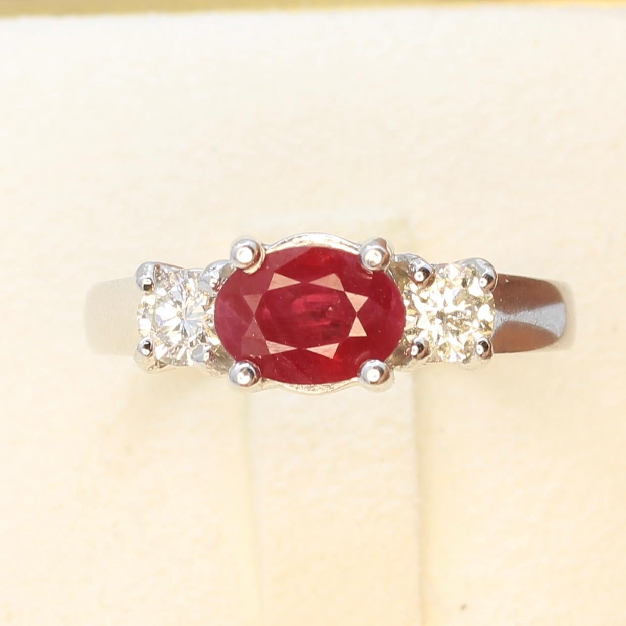 Bague de fiançailles rubis à trois pierres - or blanc 14K - 1,27 carat Pour hommes en vente
