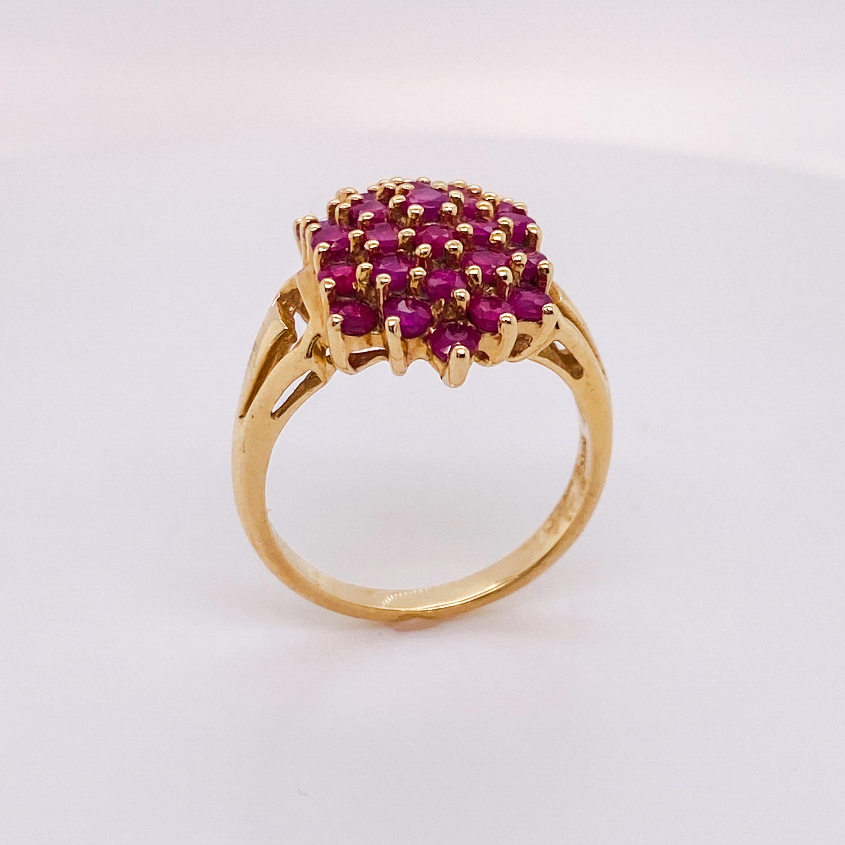 Taille ronde Bague à profil bas en nid d'abeille à étages en or jaune 14 carats avec rubis de 1/2 carat poids total en vente
