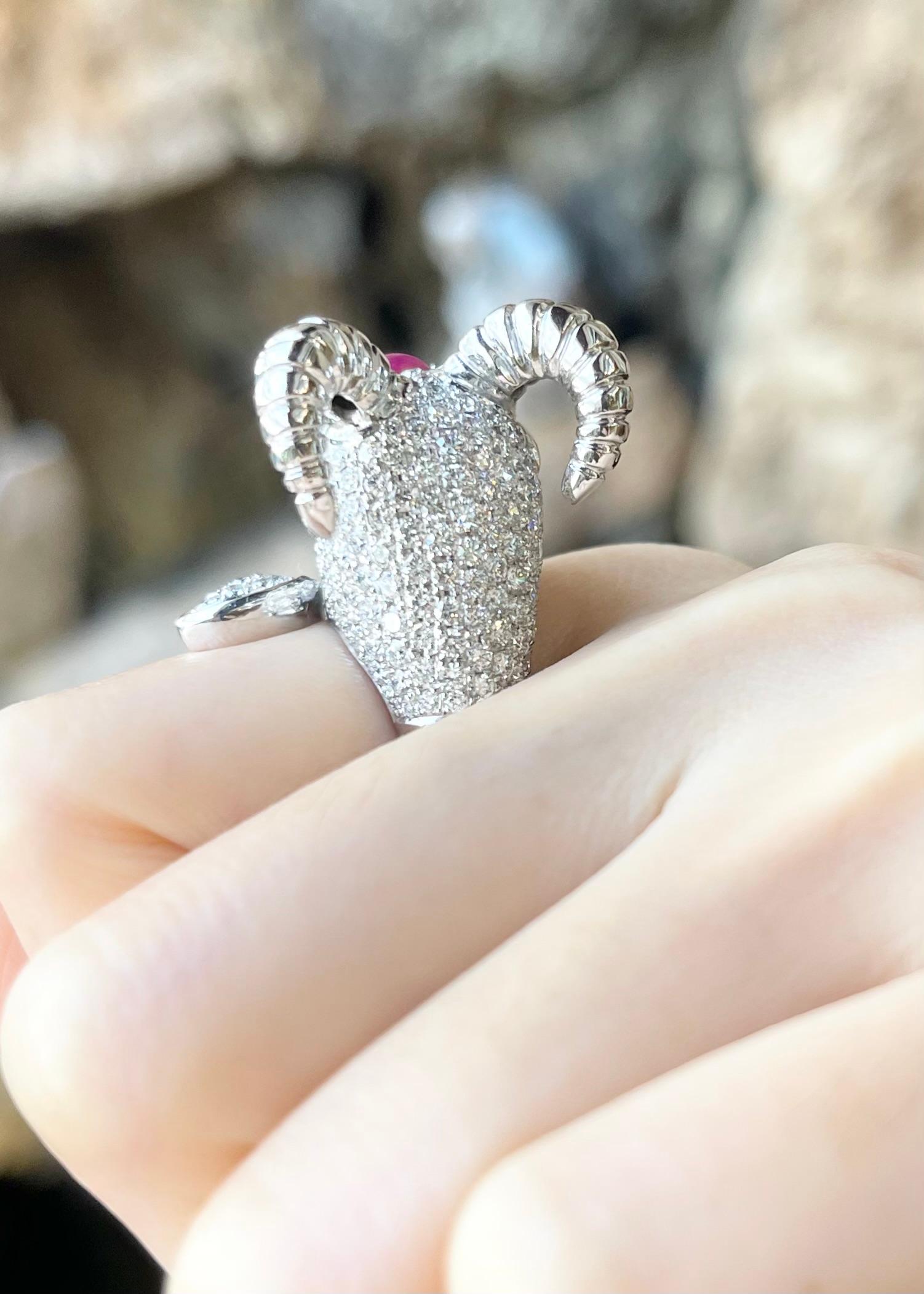 Anillo GOAT de oro blanco de 18 quilates con rubí, turmalina y diamantes en venta 1