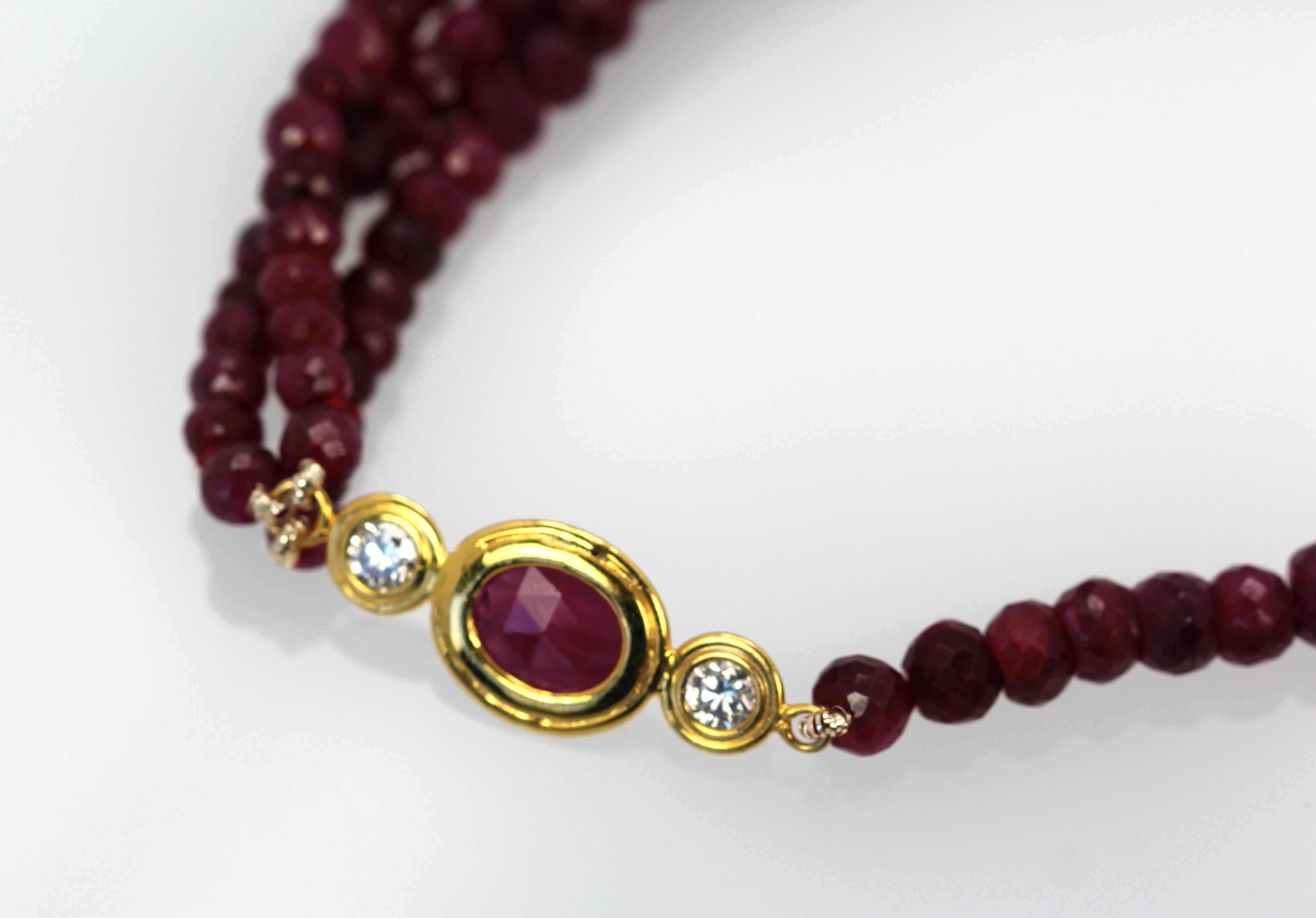 Dreireihige Rubin-Perlenkette mit facettiertem Rubin und Diamanten Stationen 18k (Modernistisch) im Angebot