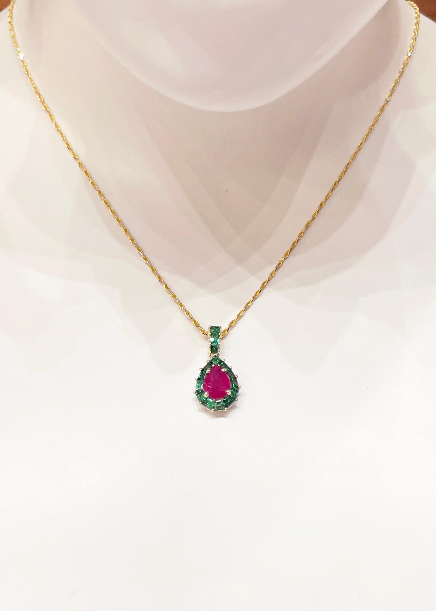 Ciondolo con rubino da 1,57 carati, tsavorite da 1,55 carati e diamante da 0,10 carati incastonato in oro 18 carati
(catena non inclusa)

Larghezza: 1,1 cm 
Lunghezza: 2,3 cm
Peso totale: 2.69 grammi

