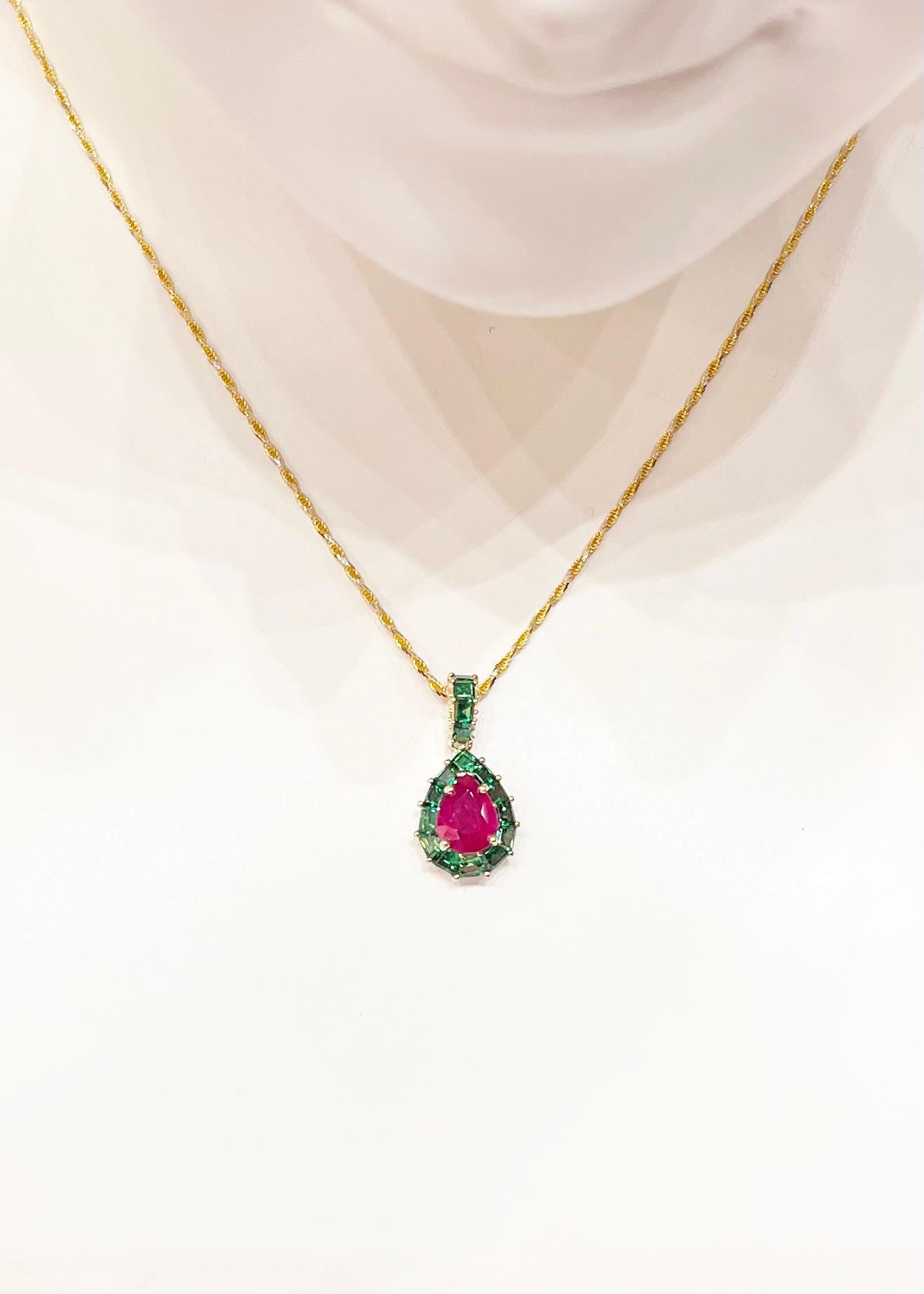 Contemporaneo Ciondolo con rubino, tsavorite e diamante incastonato in oro 18 carati in vendita