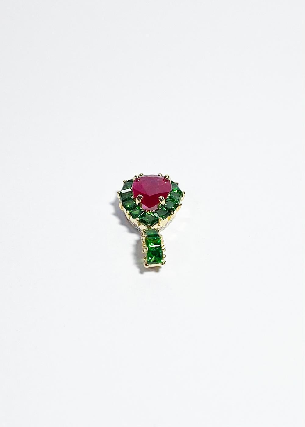 Donna Ciondolo con rubino, tsavorite e diamante incastonato in oro 18 carati in vendita