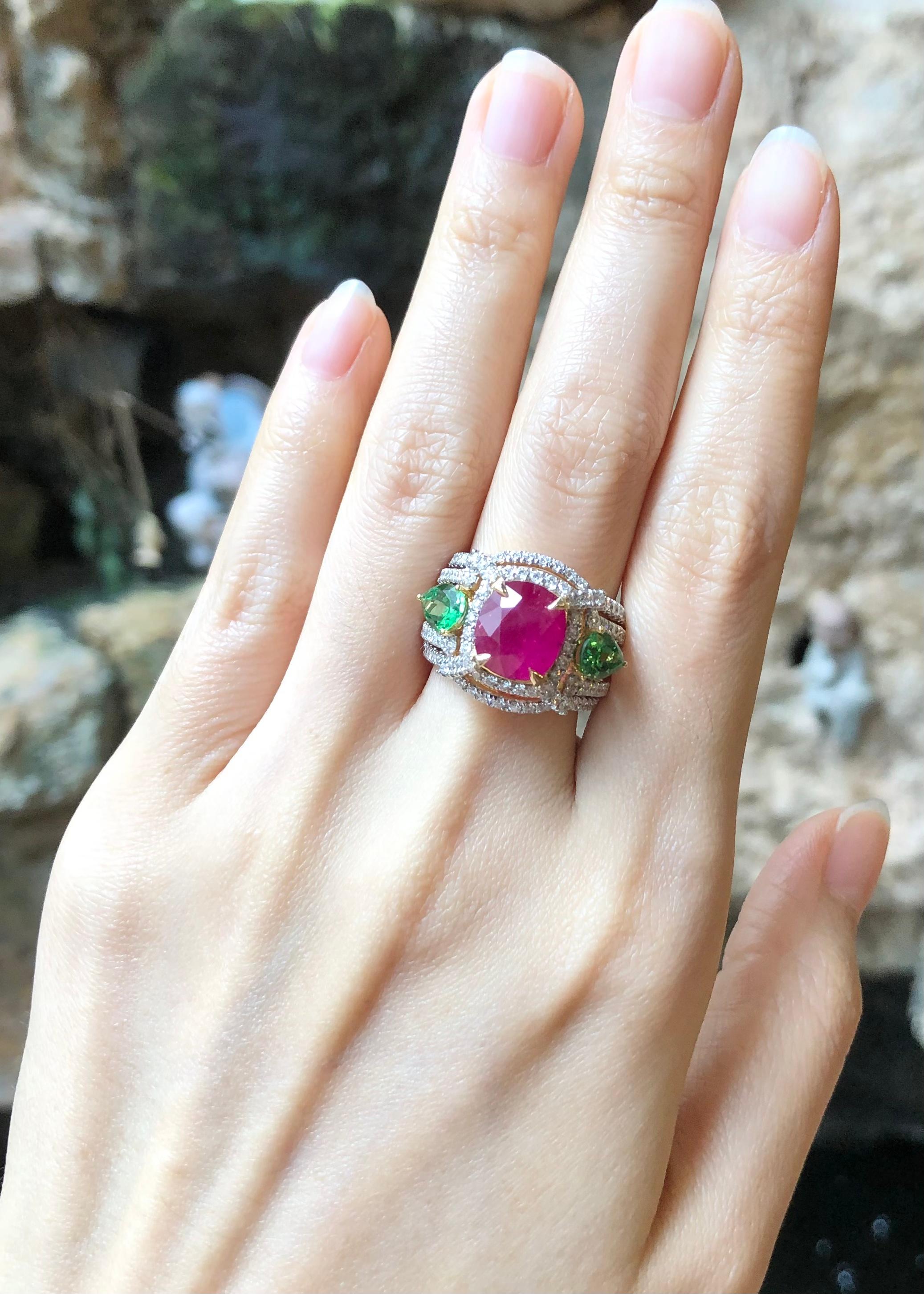 Ruby, Tsavorite and Diamond Ring Set in 18k Gold Settings In New Condition For Sale In Bangkok, TH