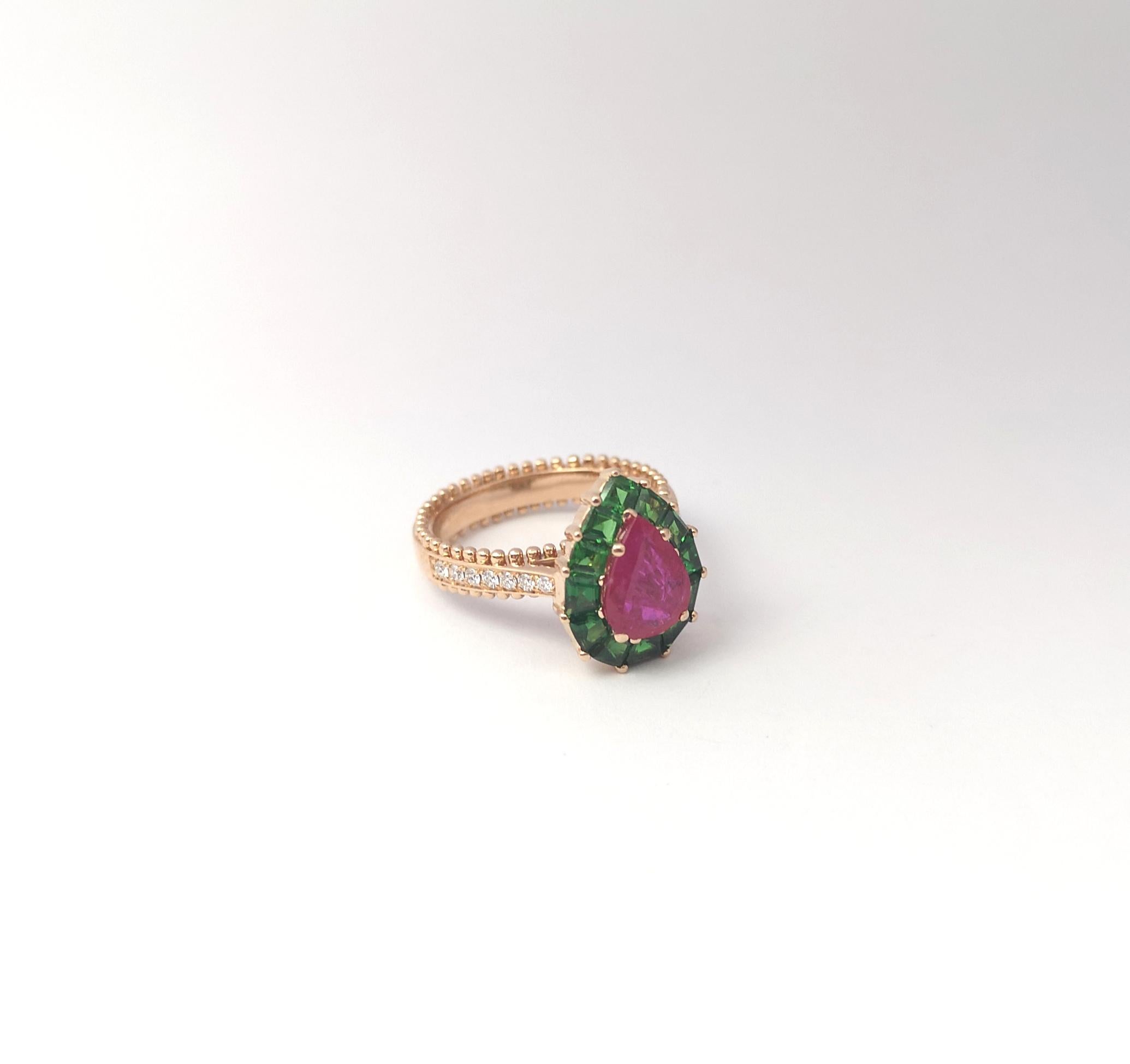 Anello con rubino, tsavorite e diamanti incastonati in oro rosa 18 carati in vendita 4