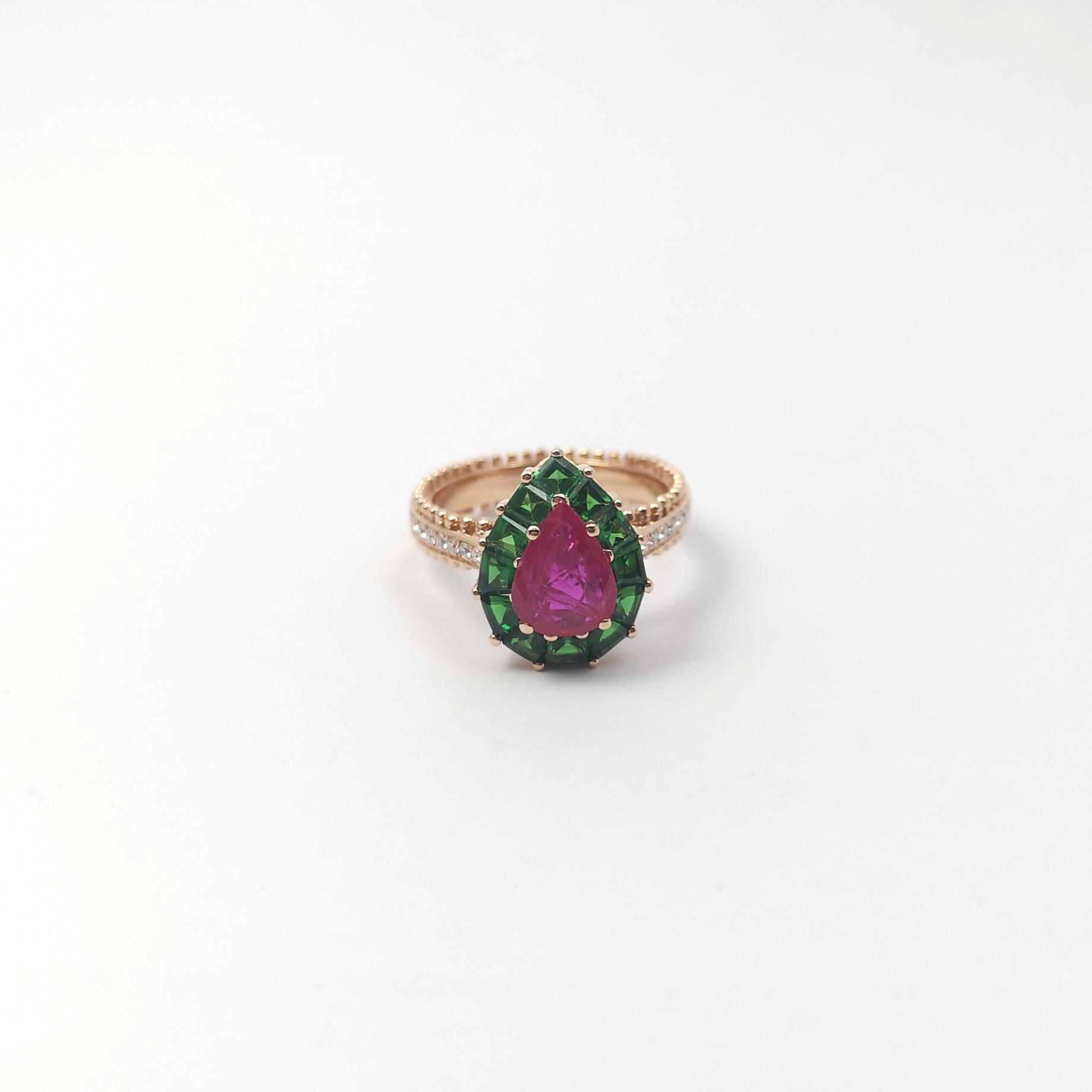 Anello con rubino, tsavorite e diamanti incastonati in oro rosa 18 carati in vendita 6