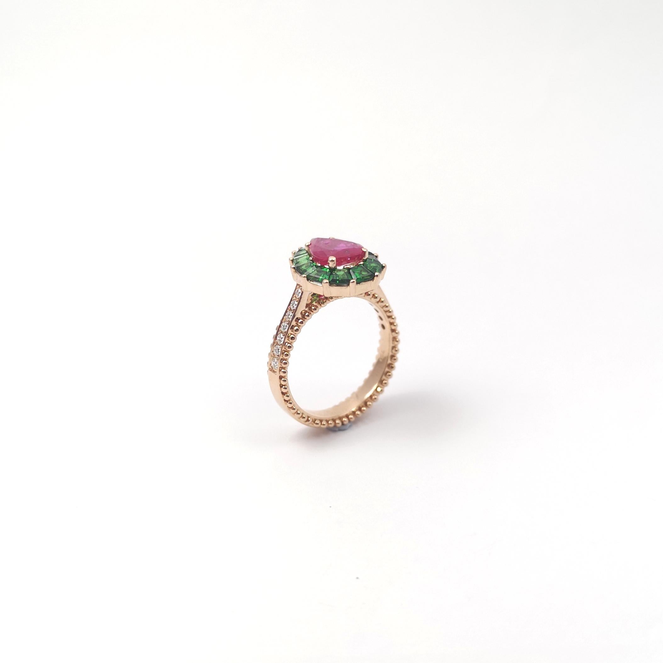 Anello con rubino, tsavorite e diamanti incastonati in oro rosa 18 carati in vendita 8