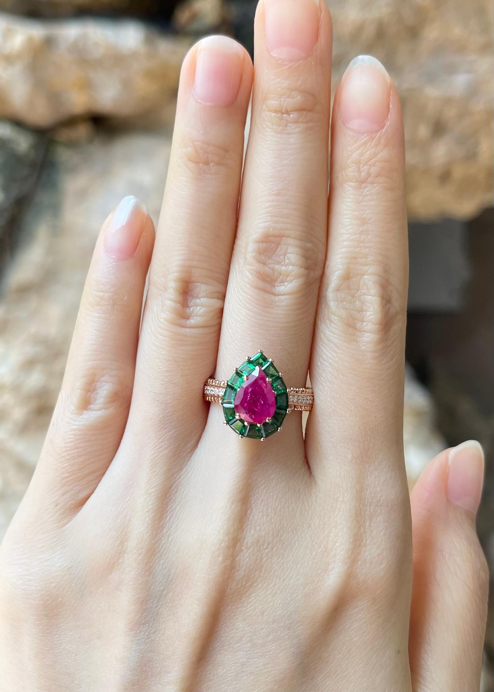 Anello con rubino 1,59 carati, tsavorite 1,24 carati e diamante 0,15 carati con montatura in oro rosa 18 carati

Larghezza:  1.1 cm 
Lunghezza: 1.6 cm
Misura dell'anello: 54
Peso totale: 6.72 grammi


