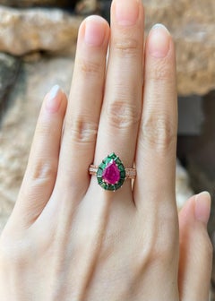 Anello con rubino, tsavorite e diamanti incastonati in oro rosa 18 carati