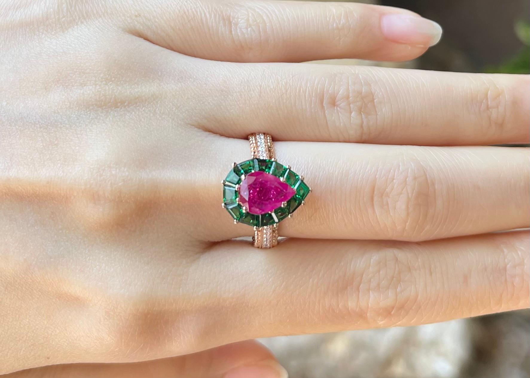 Contemporaneo Anello con rubino, tsavorite e diamanti incastonati in oro rosa 18 carati in vendita