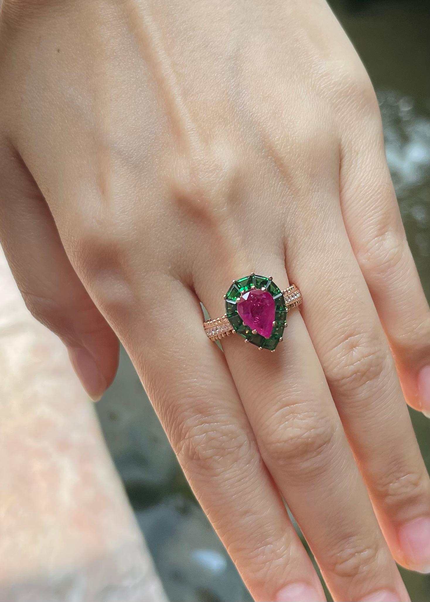 Taglio a goccia Anello con rubino, tsavorite e diamanti incastonati in oro rosa 18 carati in vendita