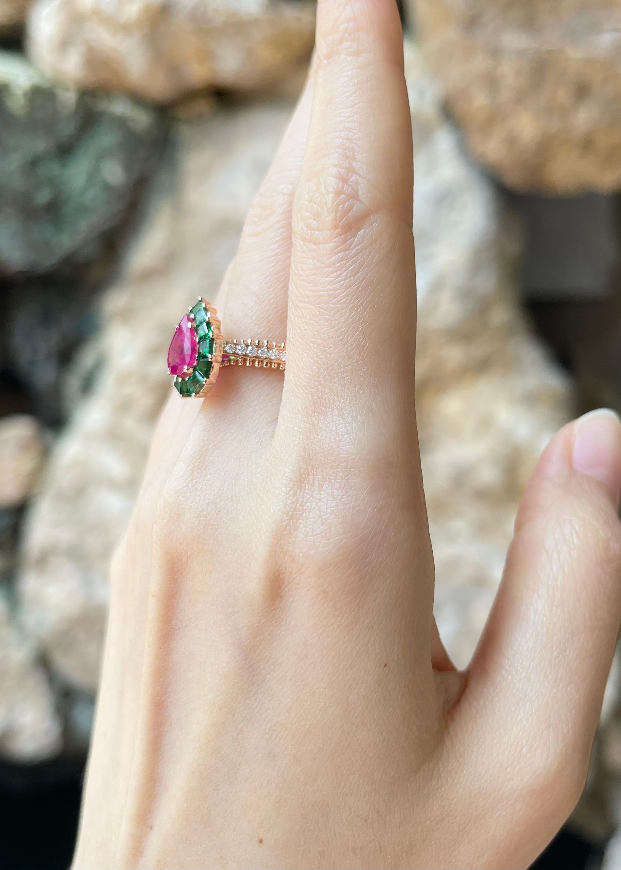 Anello con rubino, tsavorite e diamanti incastonati in oro rosa 18 carati In condizioni Nuovo in vendita a Bangkok, TH