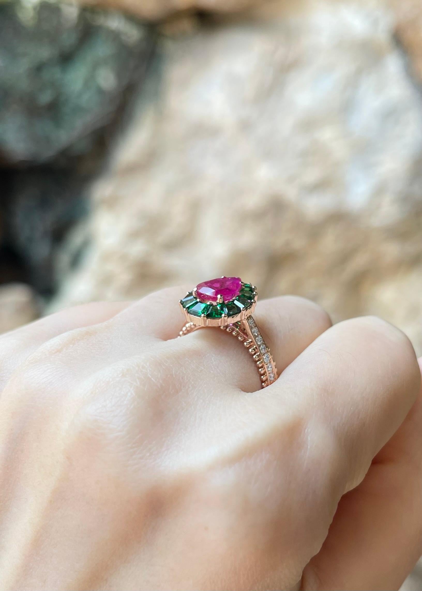 Donna Anello con rubino, tsavorite e diamanti incastonati in oro rosa 18 carati in vendita