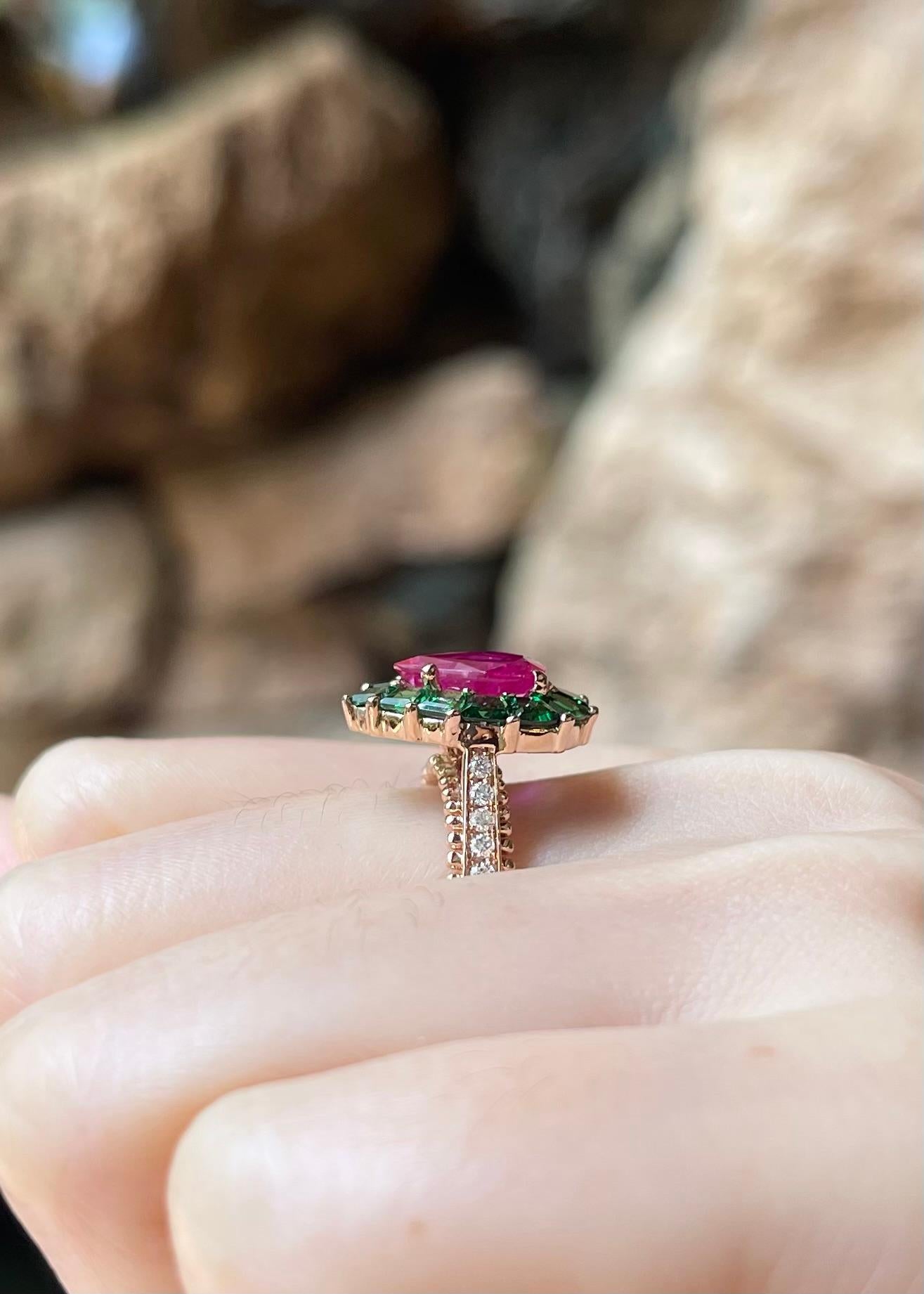 Anello con rubino, tsavorite e diamanti incastonati in oro rosa 18 carati in vendita 1