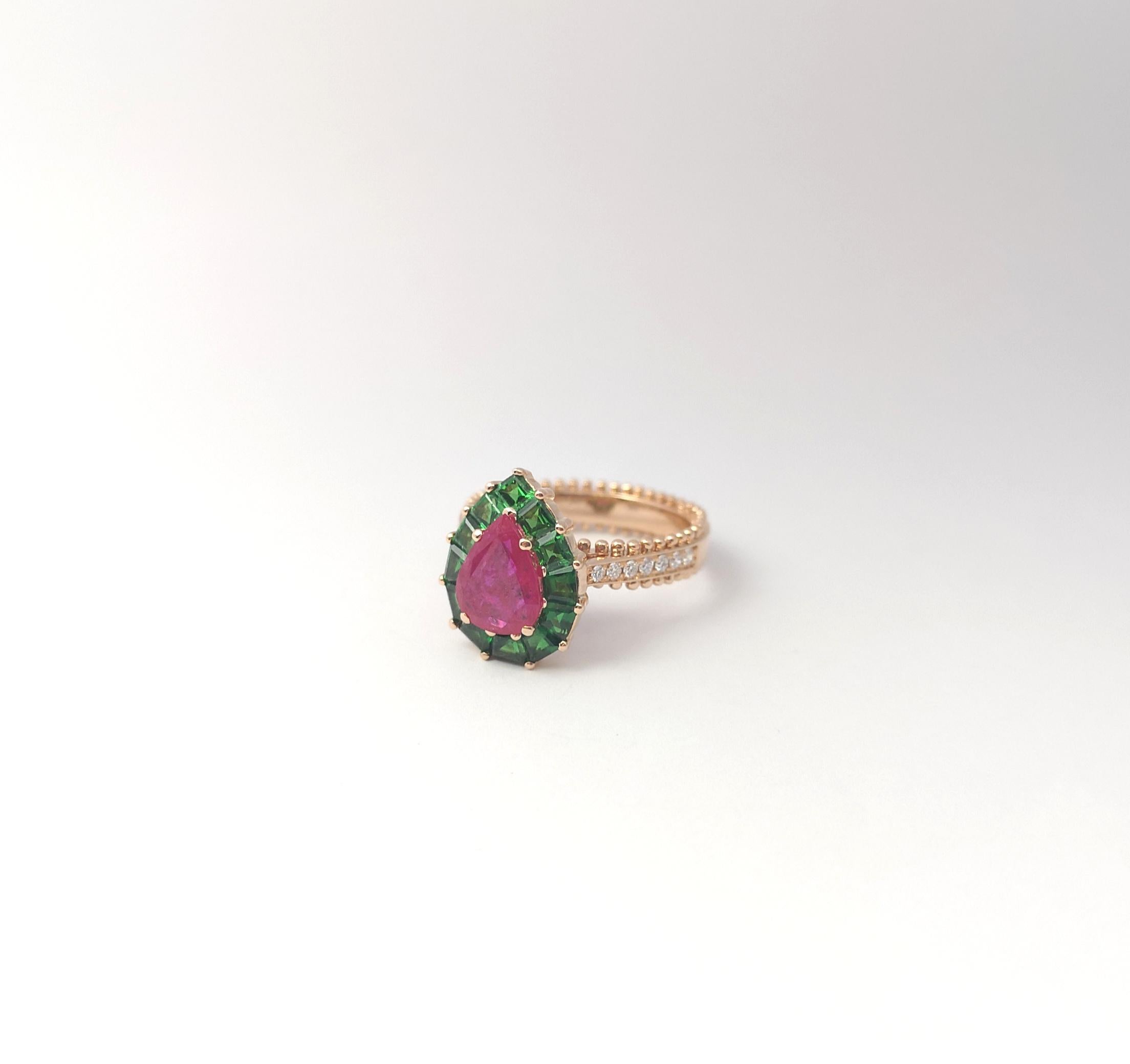 Anello con rubino, tsavorite e diamanti incastonati in oro rosa 18 carati in vendita 2