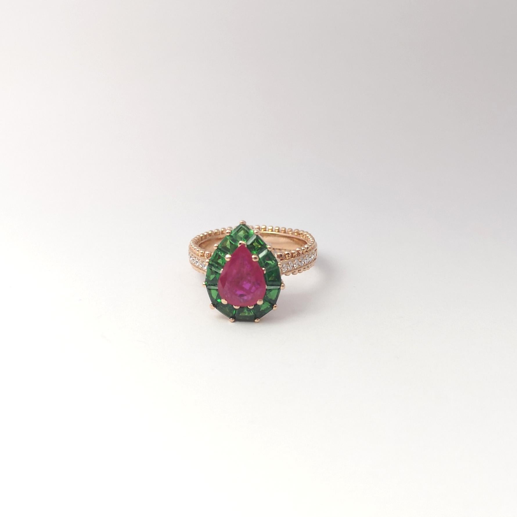 Anello con rubino, tsavorite e diamanti incastonati in oro rosa 18 carati in vendita 3