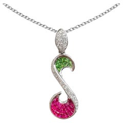 ARAYIAN Anhänger mit Rubin, Tsavorit und Diamant in S-Form aus 18K White Gold
