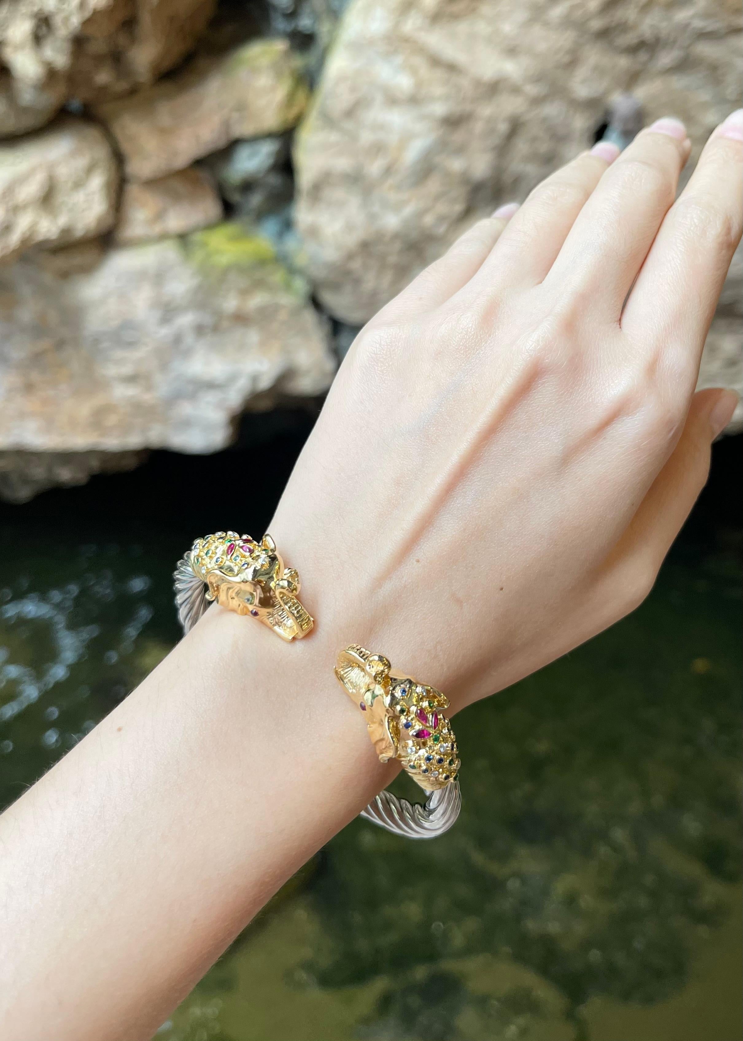 Rubino da 0,52 carati, Tsavorite da 0,30 carati, Zaffiro blu da 0,23 carati e Diamante da 0,17 carati in argento 925 e oro 18 carati.


Larghezza:  1.6 cm 
Diametro: 6.5 cm
Peso totale: 87,94 grammi

