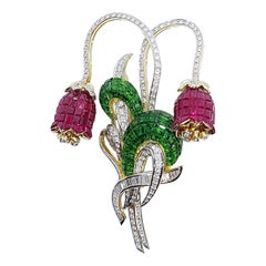 Broche fleur en or 18 carats sertie de rubis, de tsavorites et de diamants