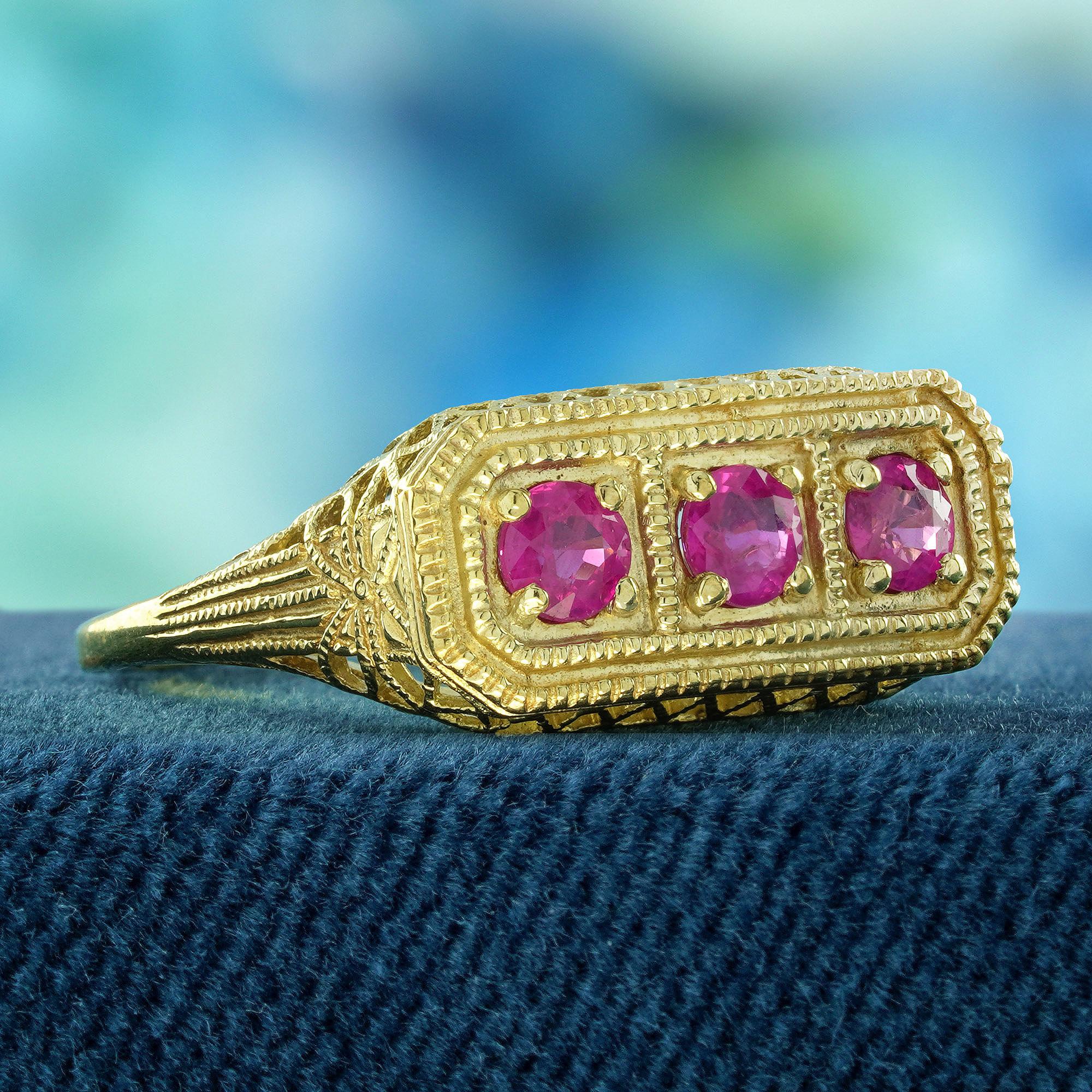Art Déco Ruby Vintage Style Filigree Three Stone Ring in 9K Solid Gold in vendita