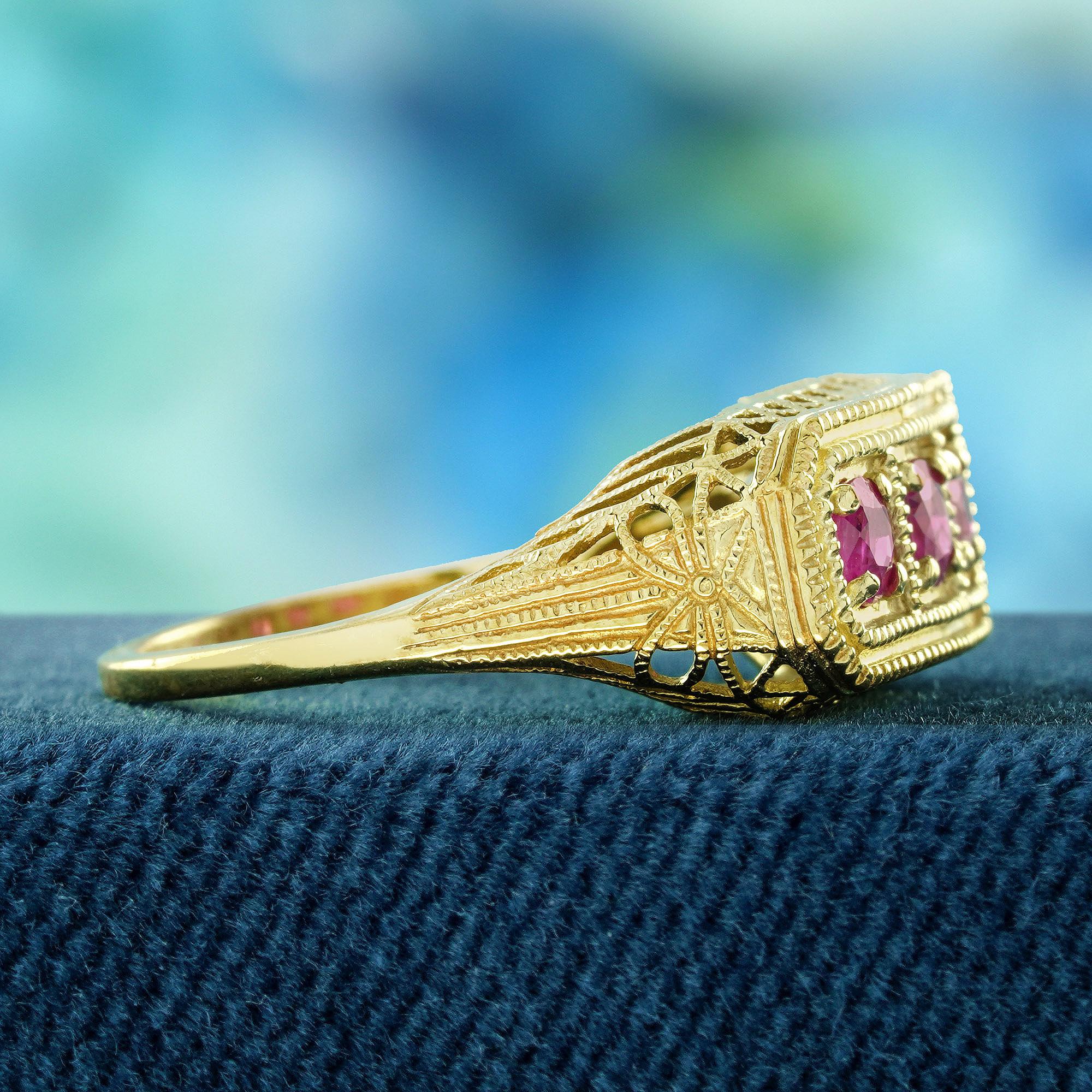 Taglio rotondo Ruby Vintage Style Filigree Three Stone Ring in 9K Solid Gold in vendita