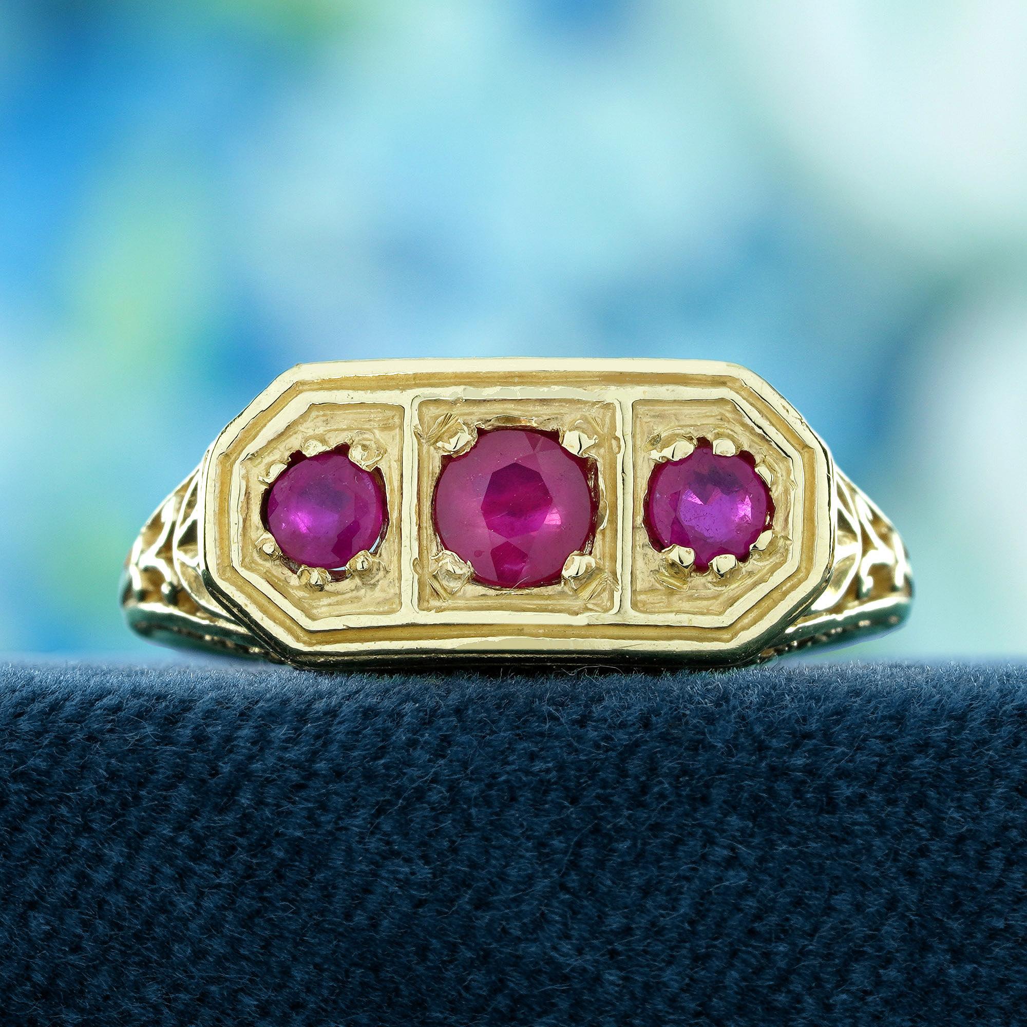 Avec trois rubis vibrants au centre, symbolisant la passion, l'amour et la vitalité, cette bague crée un équilibre frappant entre le rubis central audacieux et les autres pierres, mettant en valeur sa riche teinte rouge. Le design d'inspiration
