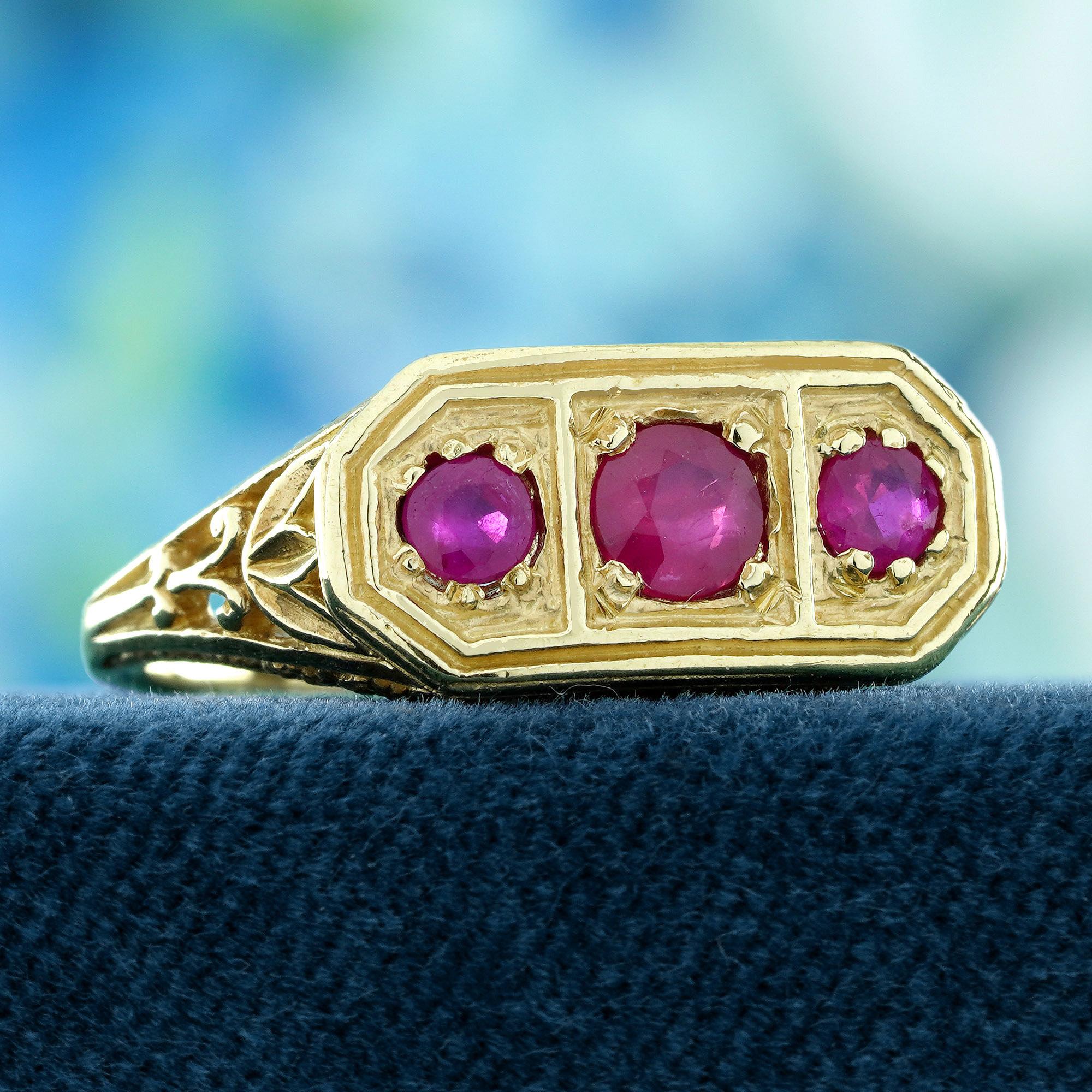 Édouardien Rubis Style Vintage Trois Pierres  Bague en or jaune 14K massif en vente