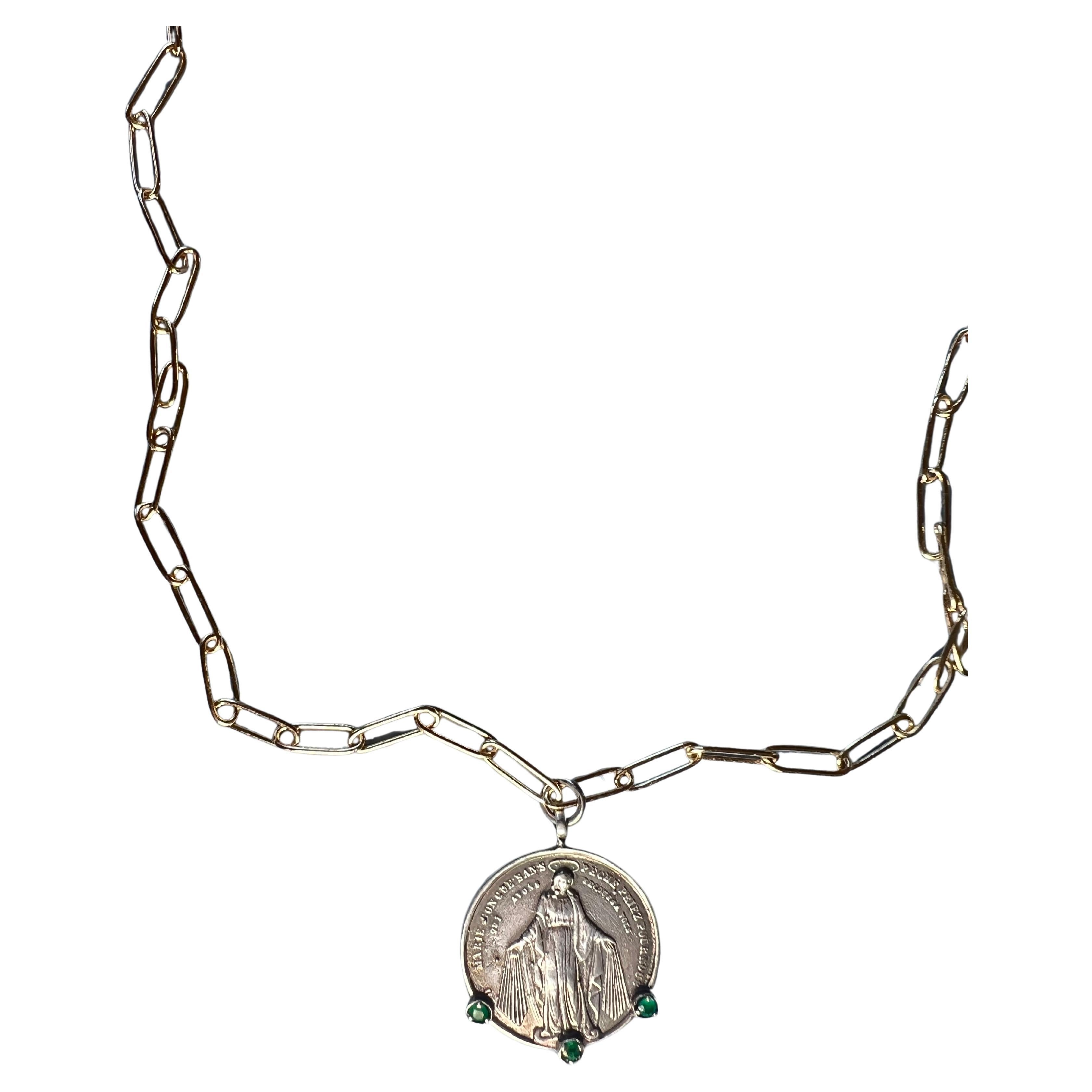 Emerald Silver Medal Chain Necklace 

Medal Chain Necklace Virgin Mary 3 pieces Emerald Solid Silver Pendant and Gold Plated Brass Chain Necklace

Designer: J DAUPHIN 
Sterling Silver Medal
Gold Plated Chain

This medal necklace features three