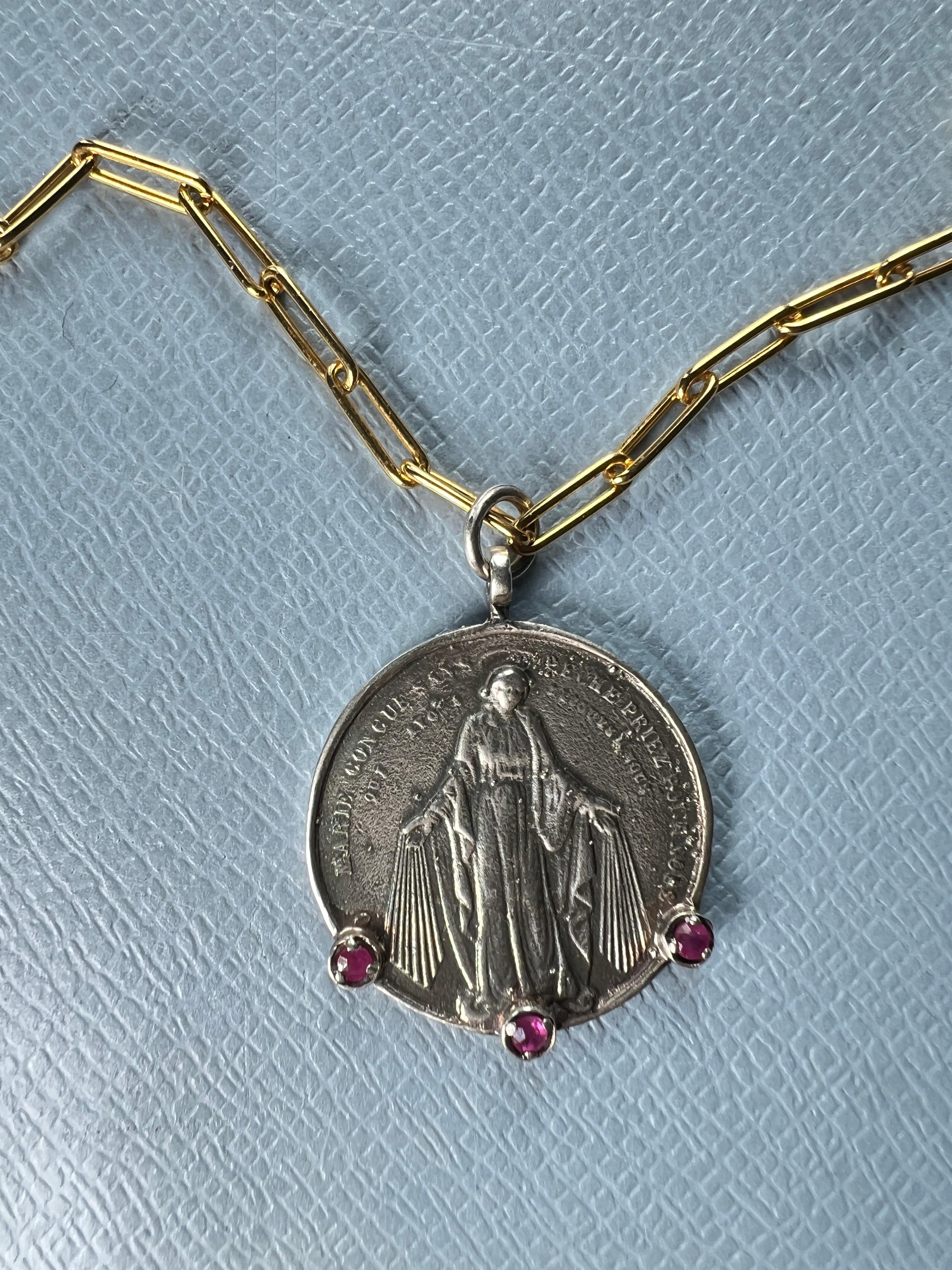 Virgin Mary Medal Chain Necklace In New Condition For Sale In Los Angeles, CA