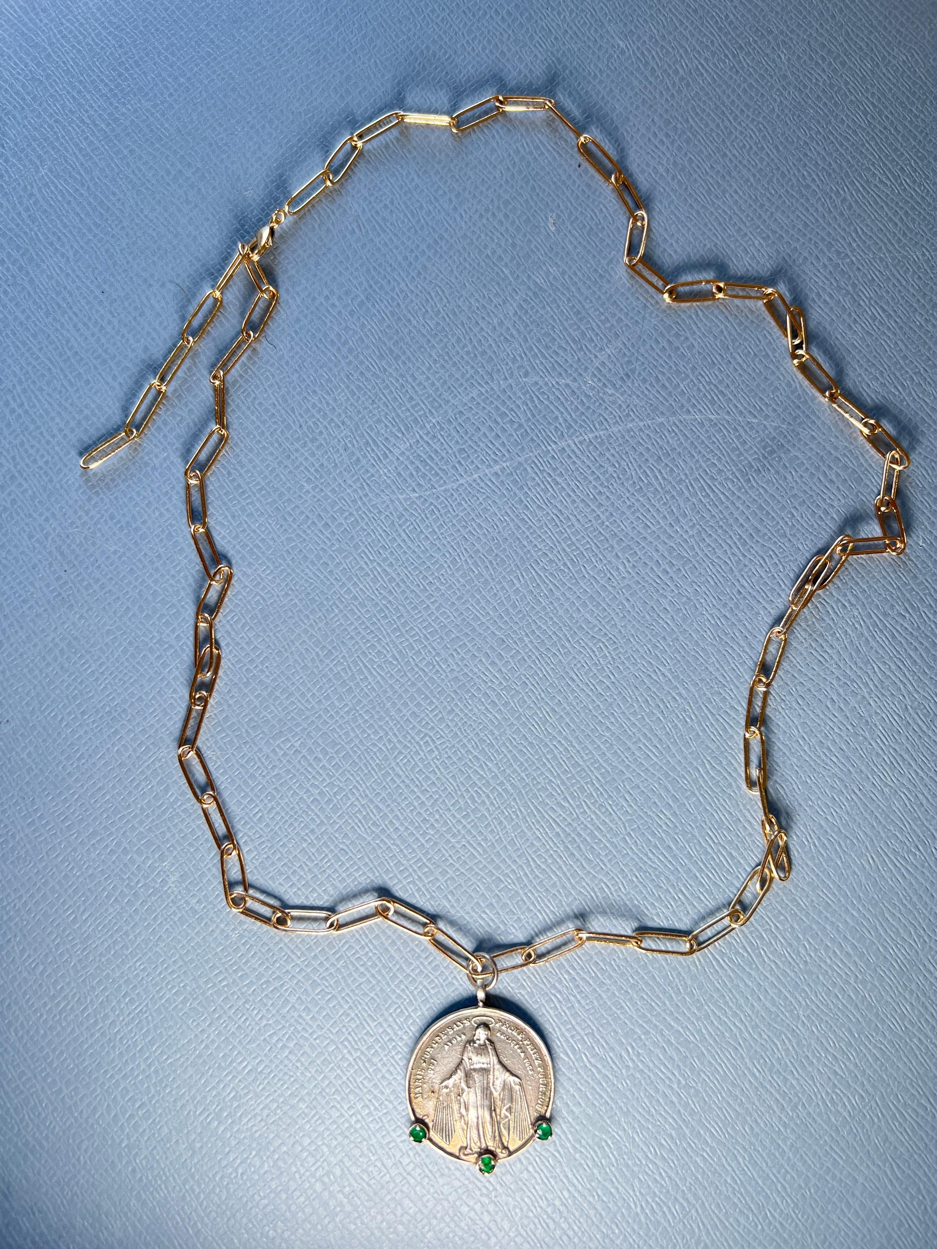 Emerald Silver Medal Chain Necklace In New Condition For Sale In Los Angeles, CA