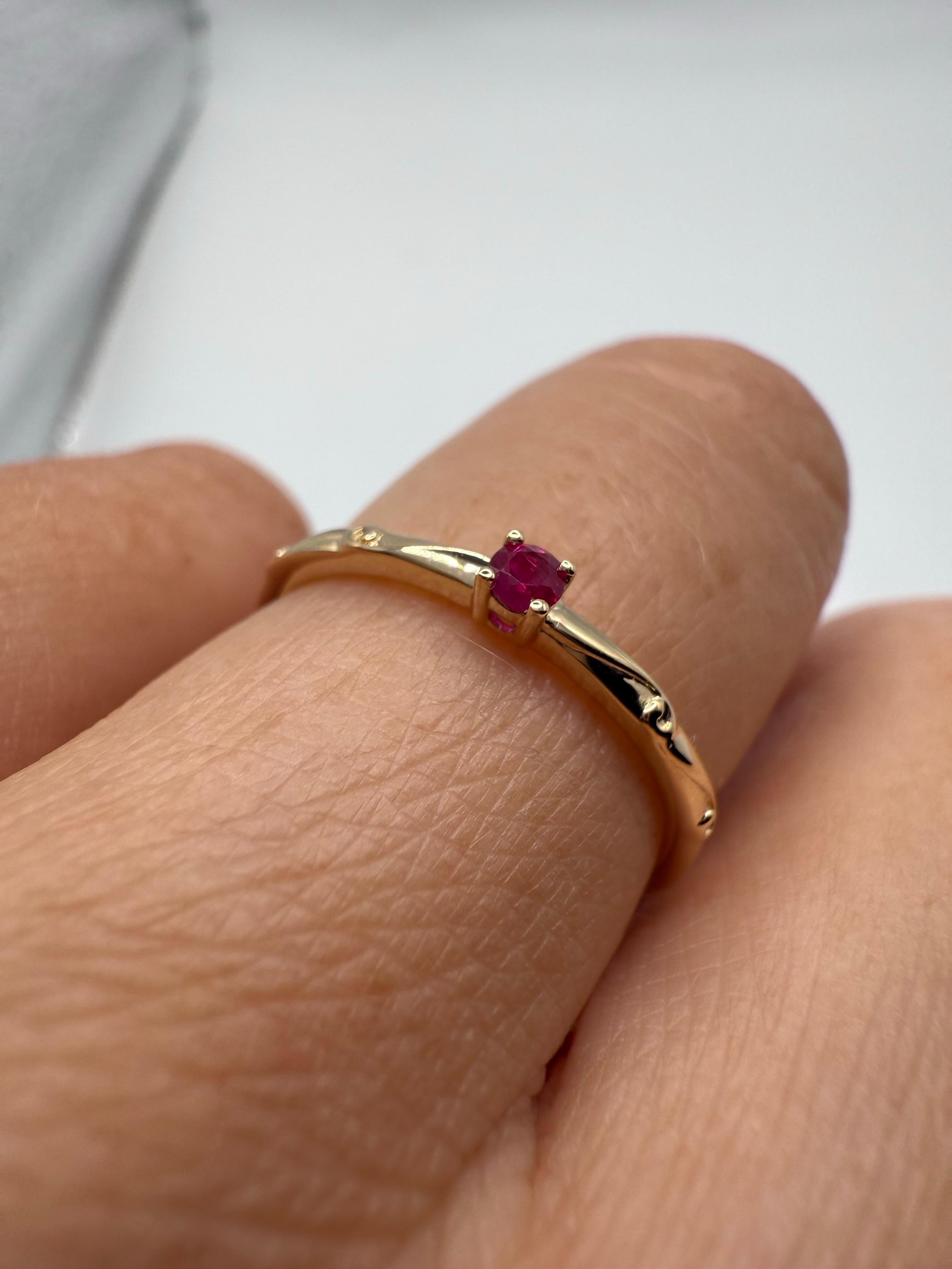¿Amas el océano o las olas? Si es así, ¡este anillo es para ti! Hecho en un delicado estilo de olas oceánicas con un único y hermoso rubí en el centro, ¡100% rubí natural sin tratar! El anillo es de la talla 5,5, pero se puede cambiar a cualquier