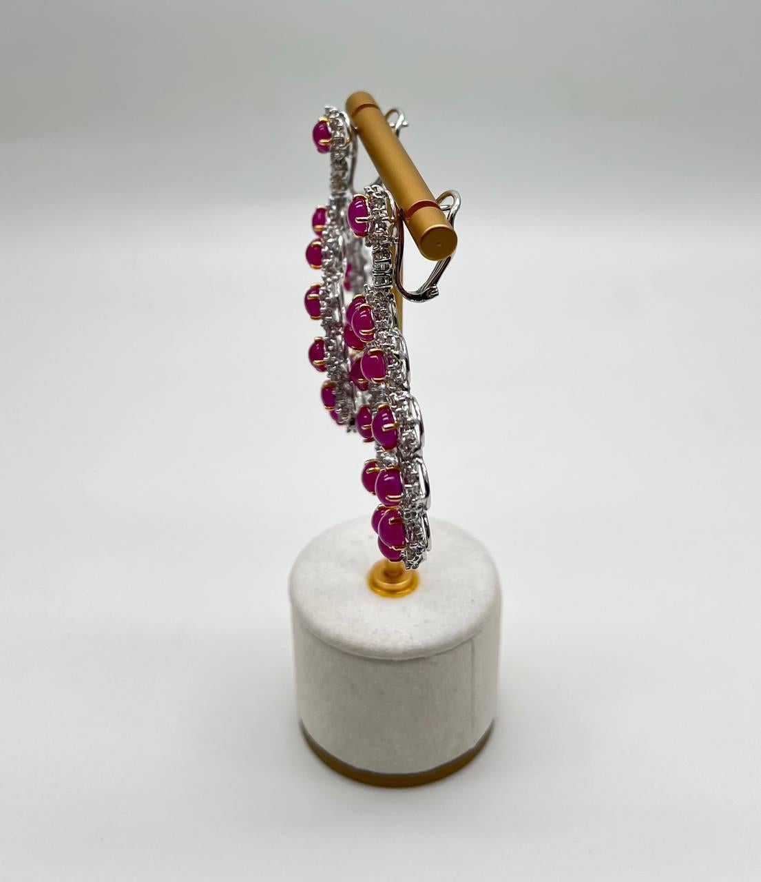 Cabochon Orecchini a cerchio con lampadario in oro bianco e diamanti bianchi e rubino 18 carati in vendita