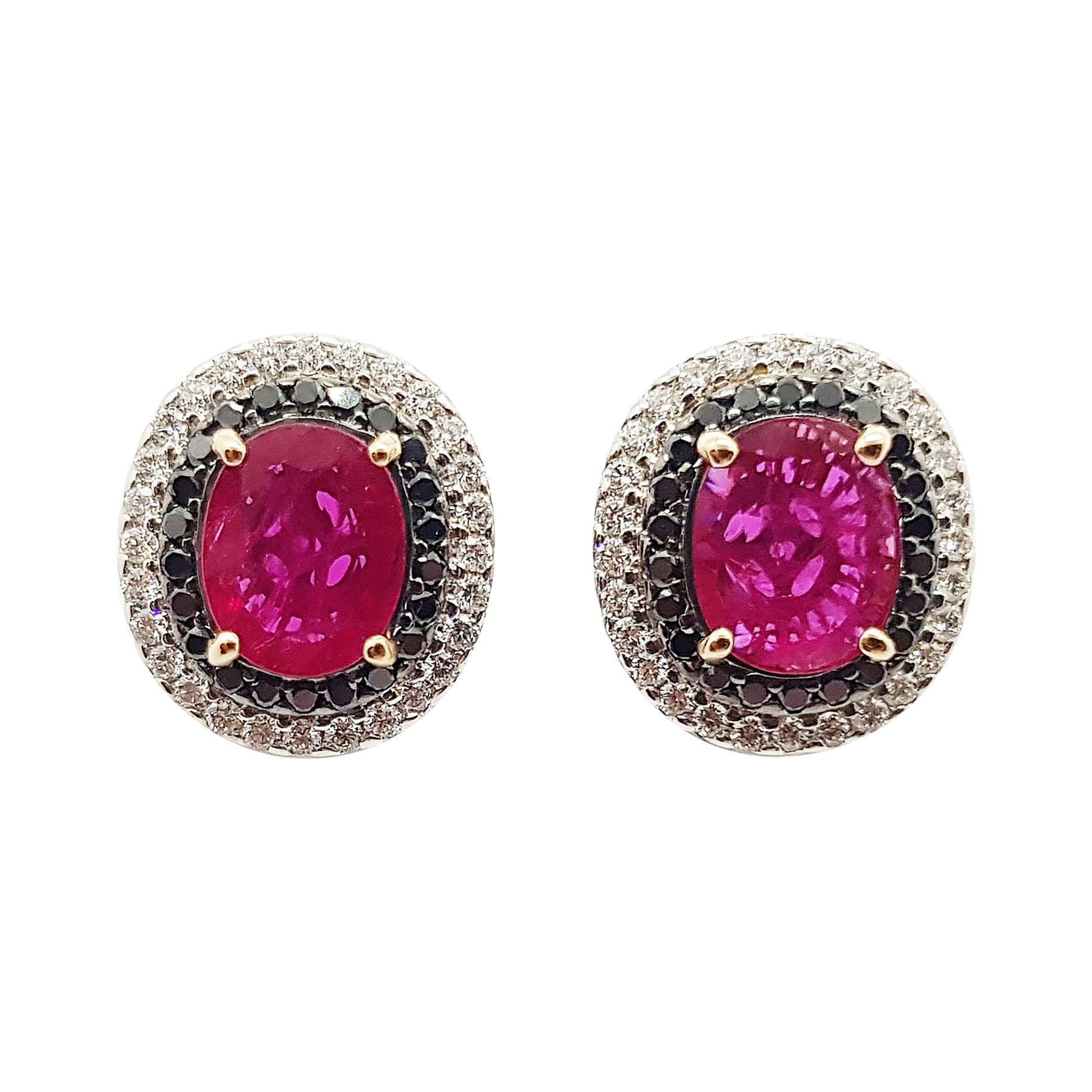 Boucles d'oreilles en or blanc 18 carats serties de rubis, de diamants noirs et de diamants