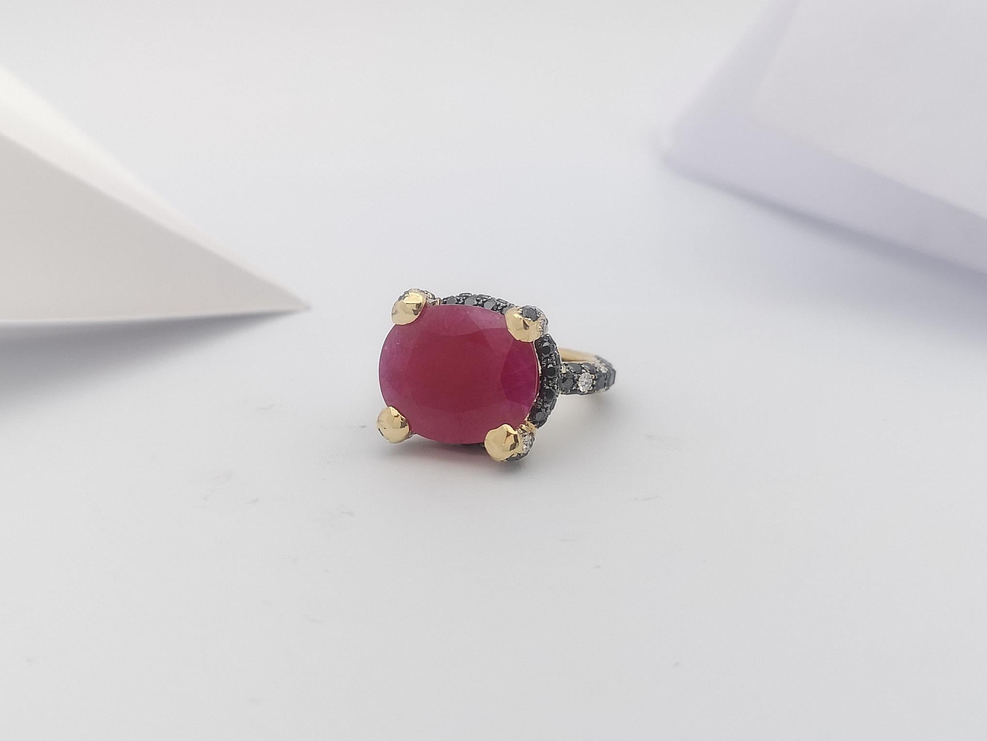 Rubin mit schwarzem Diamant und Diamantring aus 18 Karat Gold gefasst im Angebot 3
