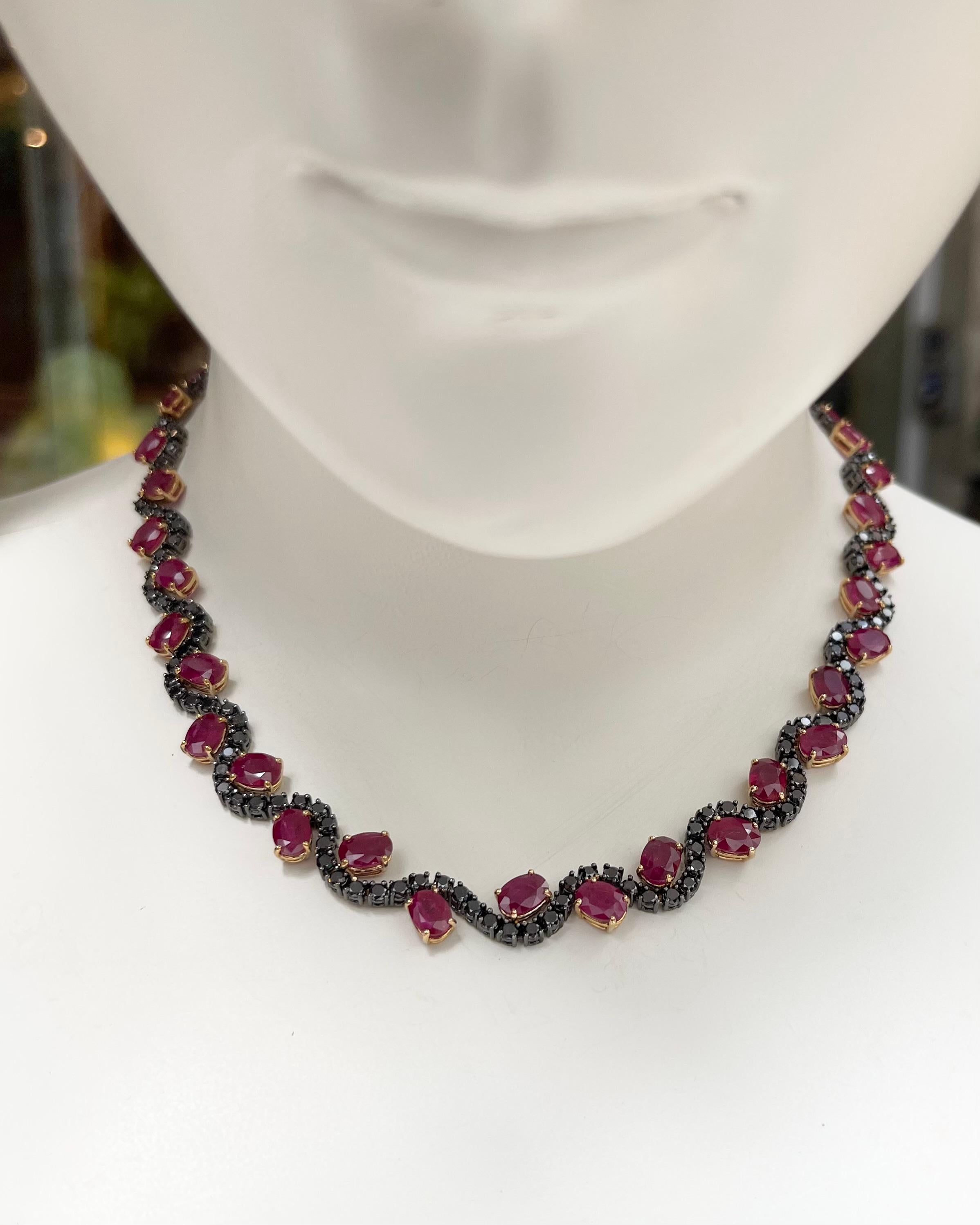 Rubino 39,62 carati con diamante nero 10,10 carati Collana con montatura in oro 18 carati

Larghezza: 0,9 cm 
Lunghezza: 41,0 cm
Peso totale: 50,04 grammi

