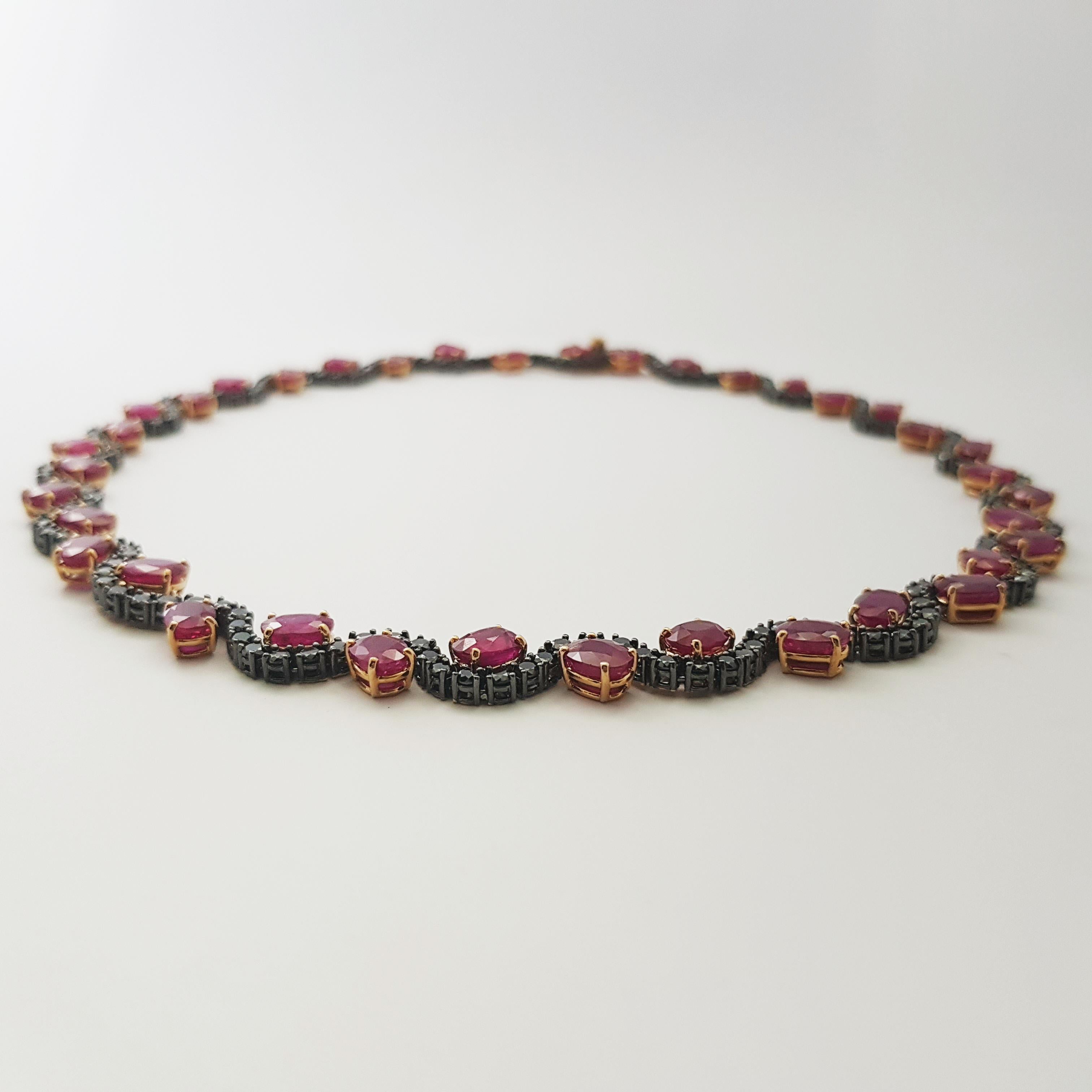 Collana di rubini e diamanti neri con montatura in oro 18K In condizioni Nuovo in vendita a Bangkok, TH