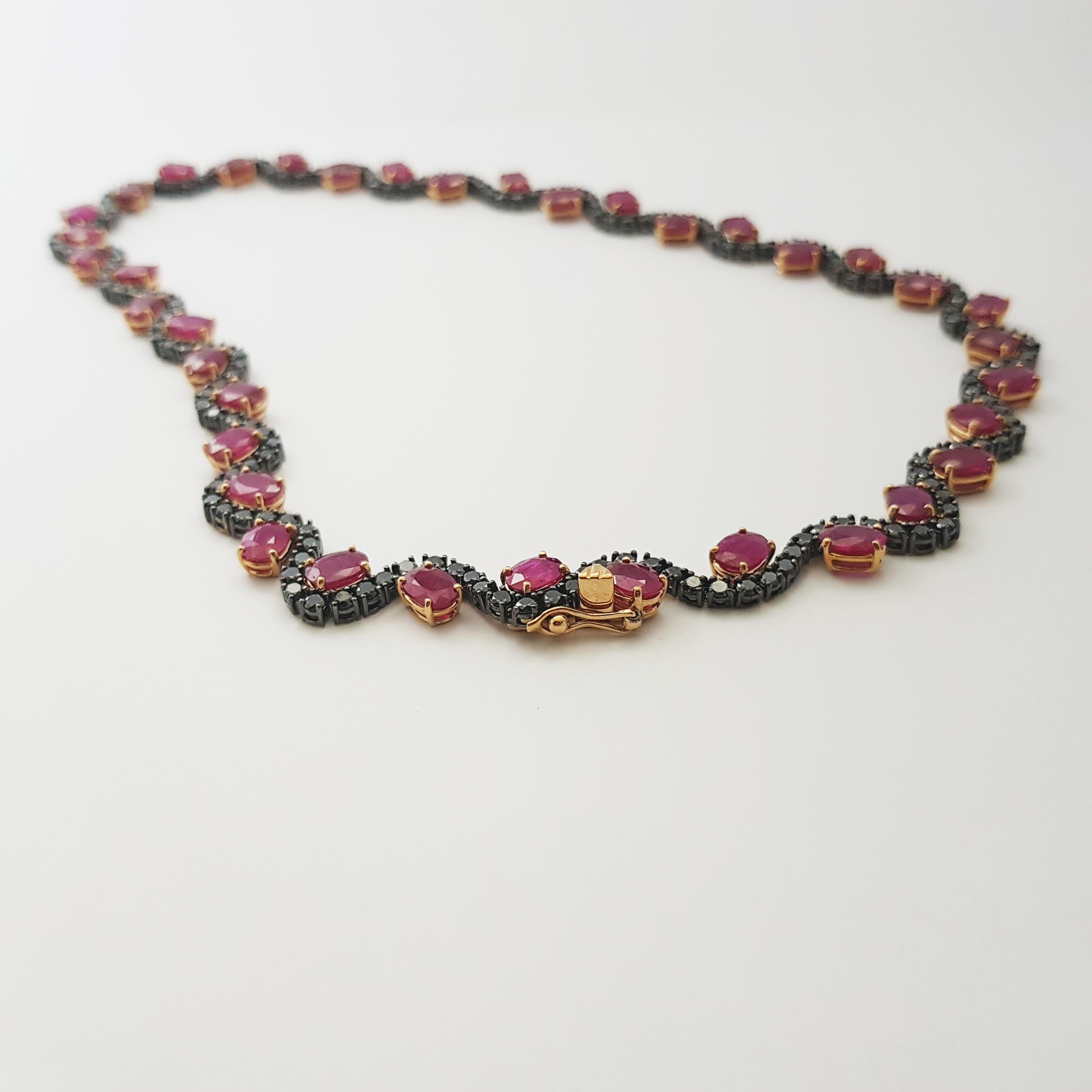 Donna Collana di rubini e diamanti neri con montatura in oro 18K in vendita