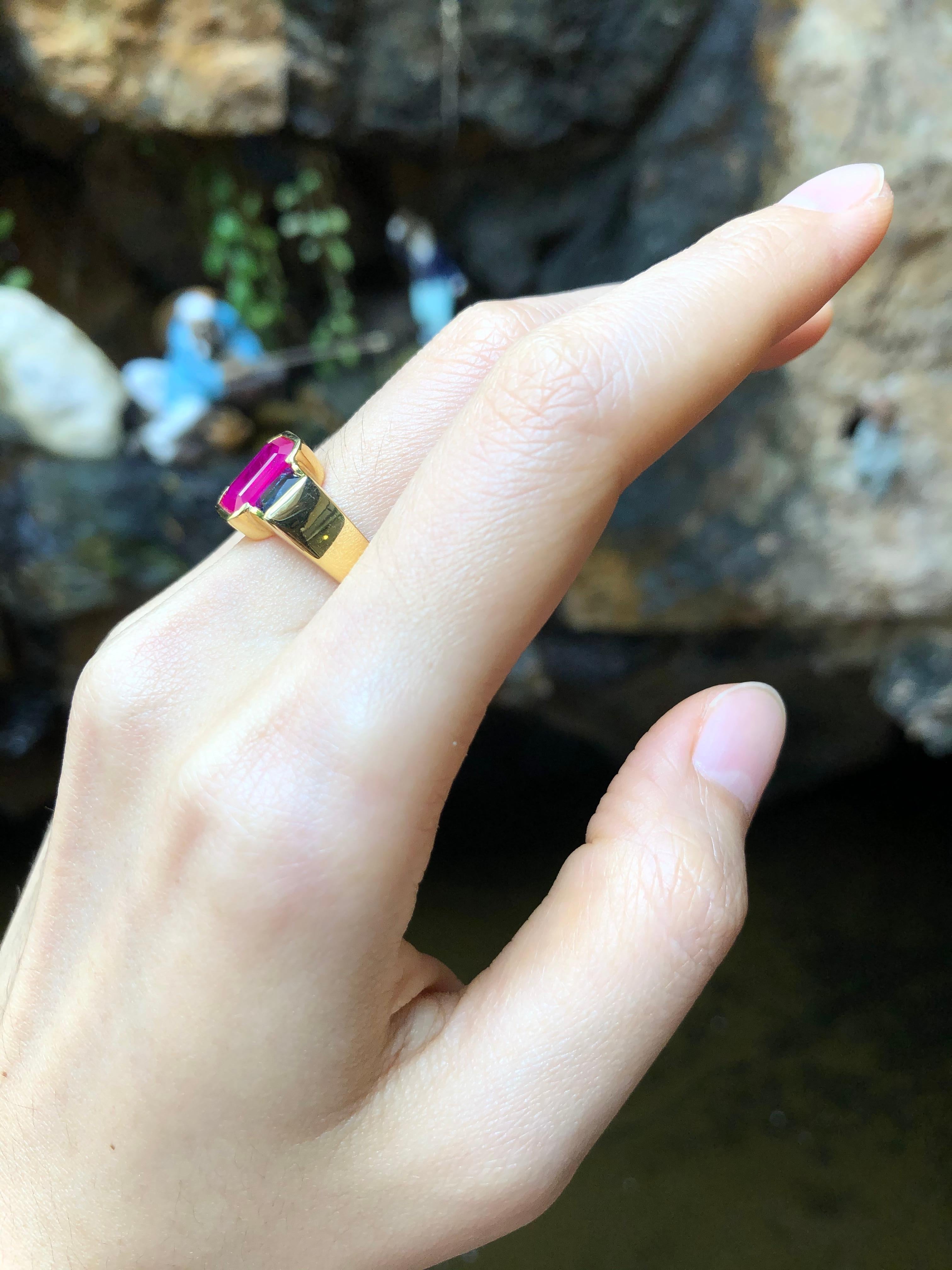 Women's or Men's Ruby with Blue Sapphire  Ring set in 18 Karat Gold Settings For Sale