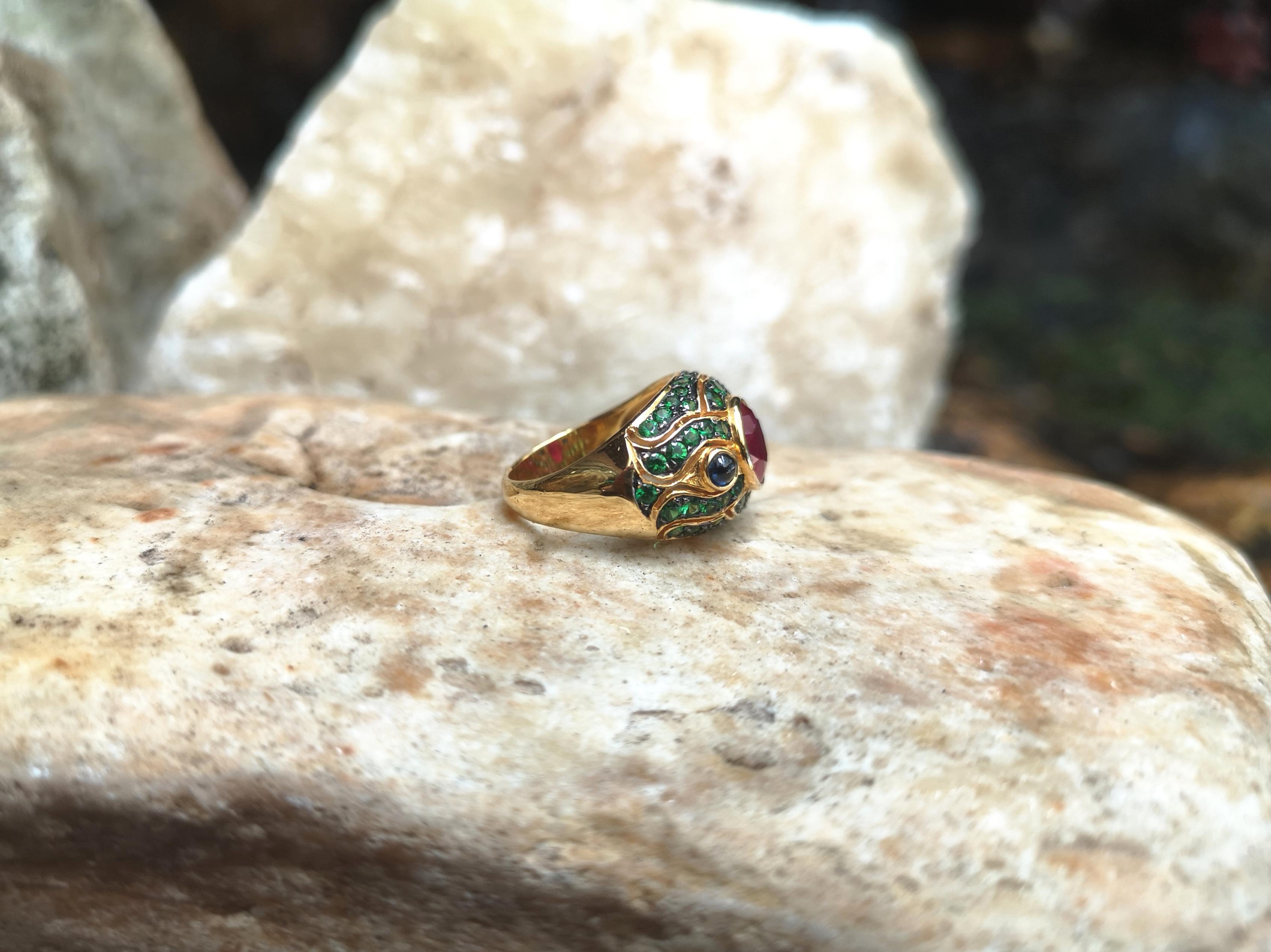 Ruby with Cabochon Blue Sapphire and Tsavorite Ring Set in 18 Karat Gold Setting In New Condition In Bangkok, TH