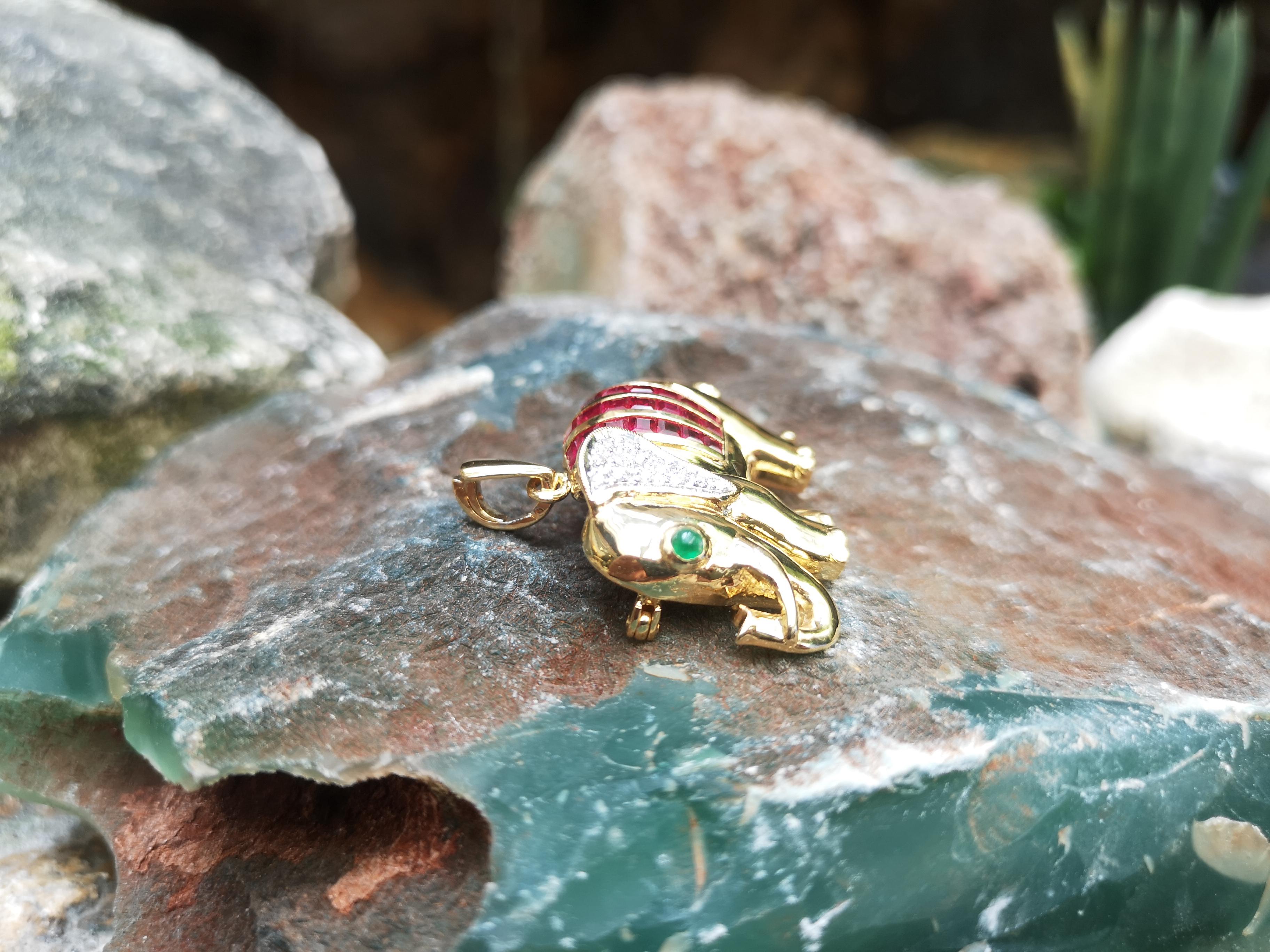 Broche/pendentif en or 18 carats, rubis avec émeraude cabochon et diamant en vente 1