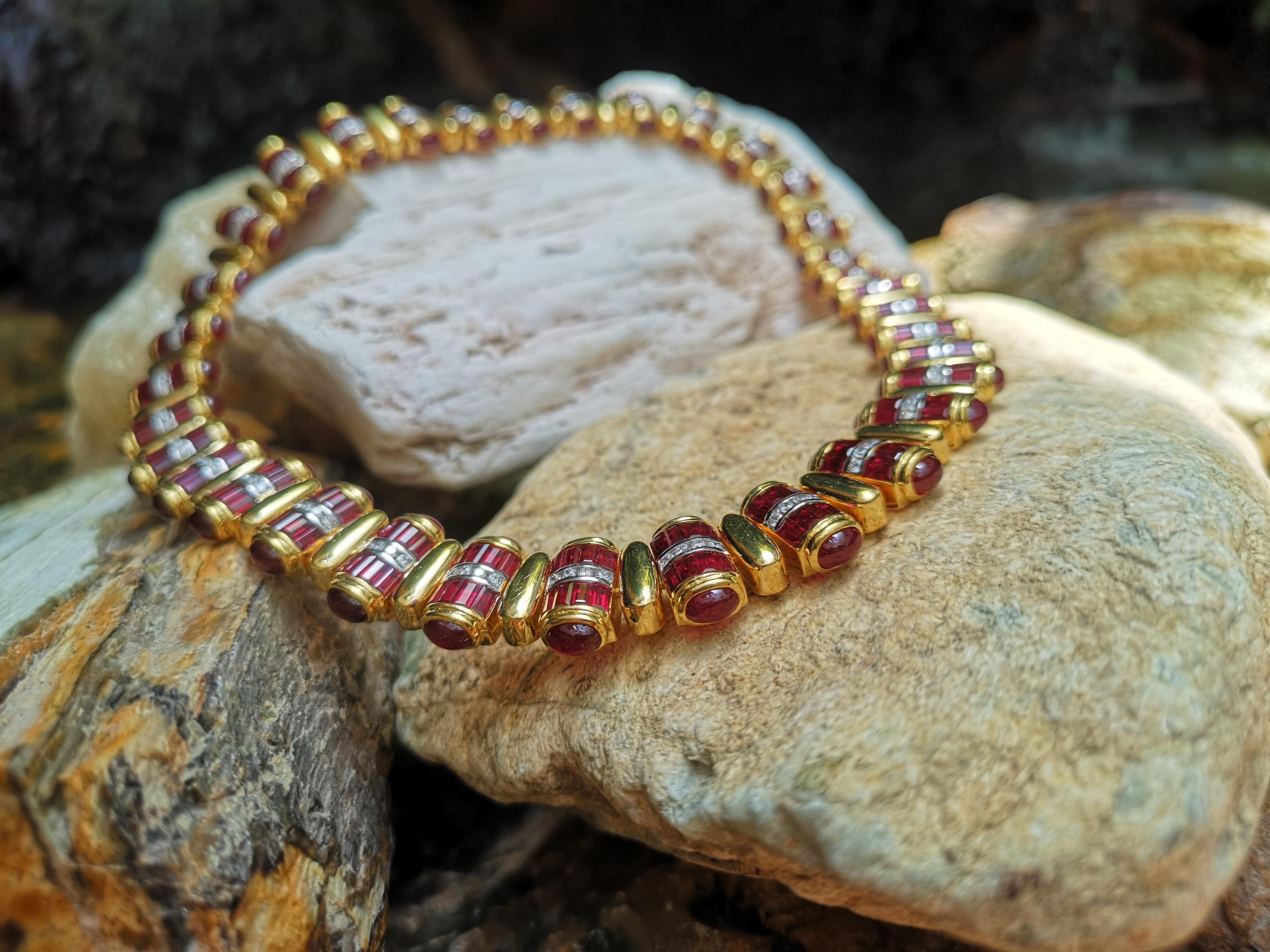Taille mixte Collier en or 18 carats avec rubis cabochon et diamants en vente