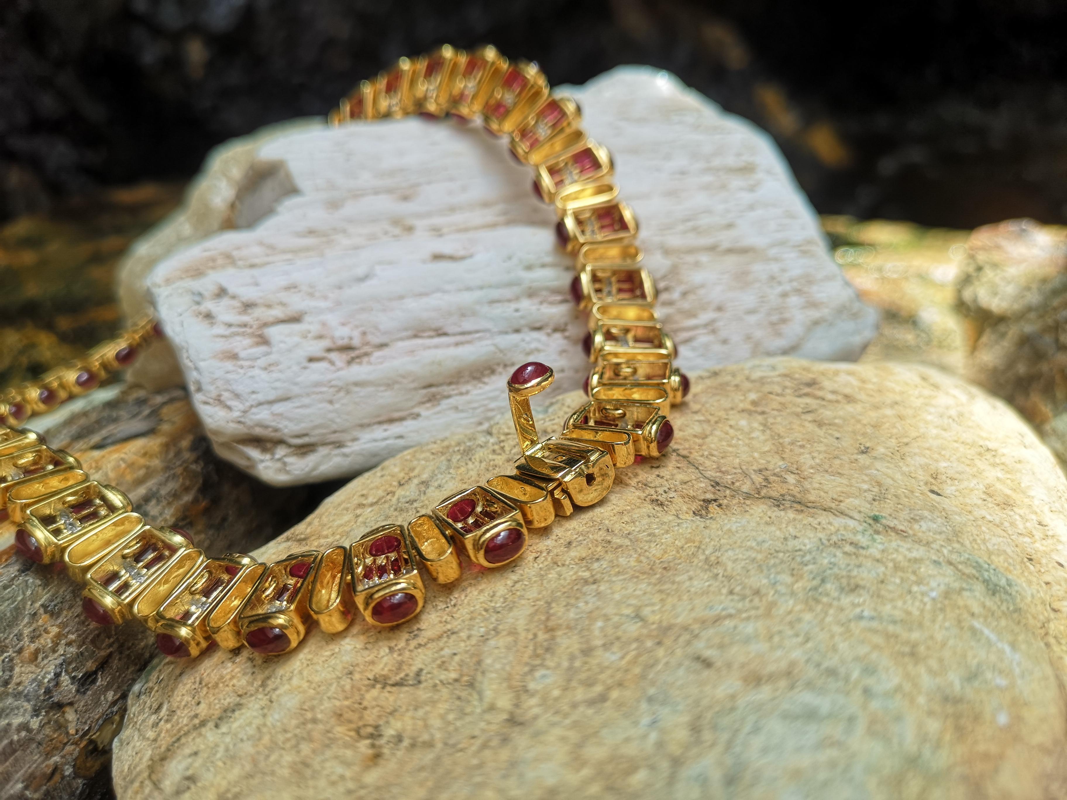 Collier en or 18 carats avec rubis cabochon et diamants Neuf - En vente à Bangkok, TH