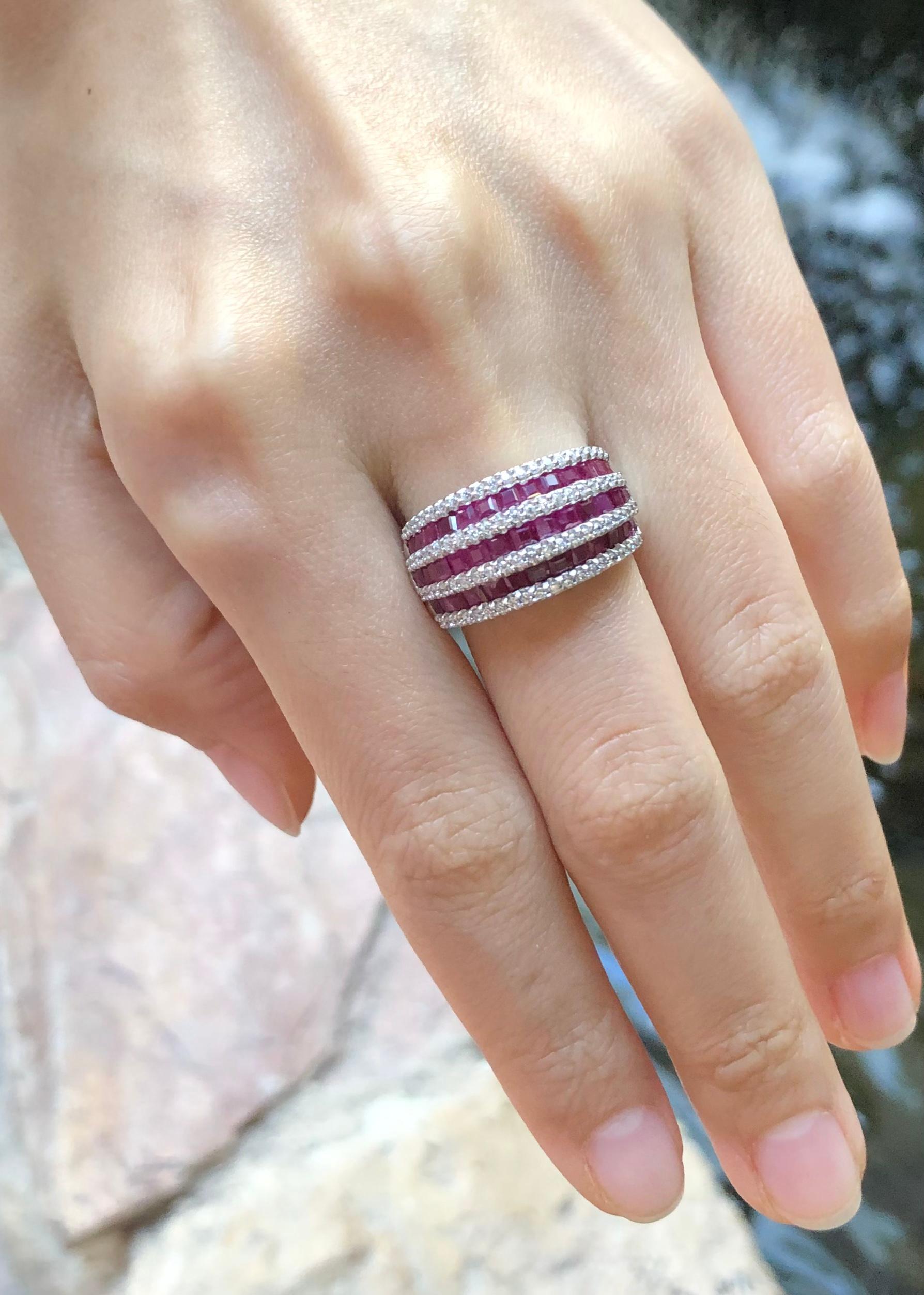 Anello con rubino e zirconi con montatura in argento In condizioni Nuovo in vendita a Dusit, 10