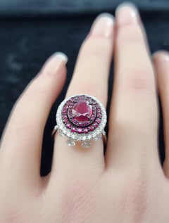 Anello da cocktail con rubino e diamante bianco danzante in oro 18 carati