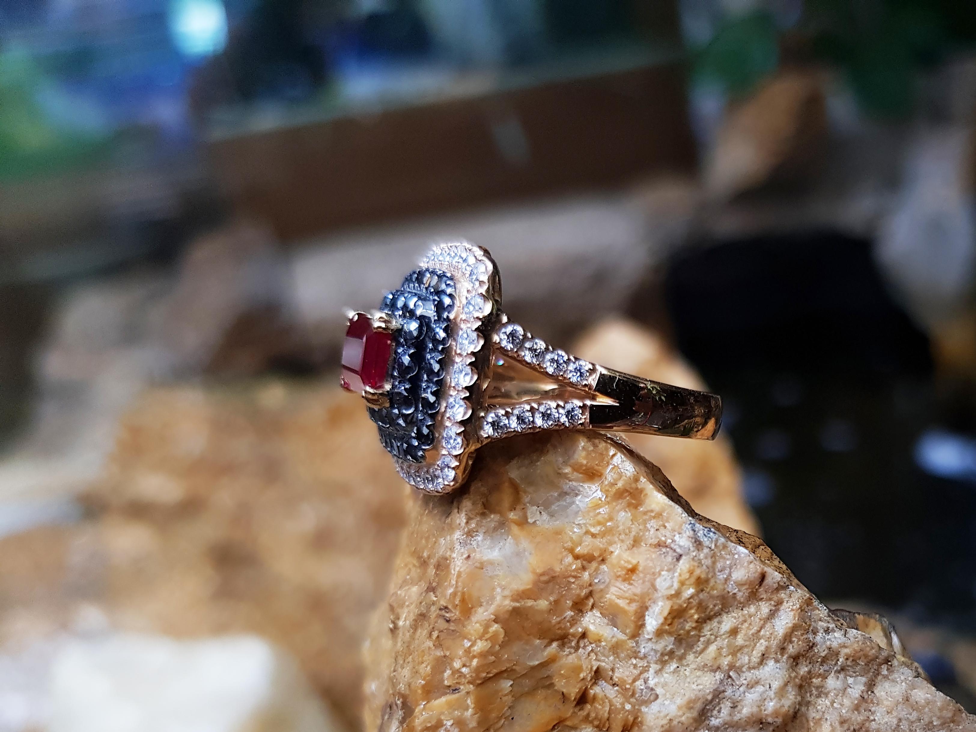 Bague en or rose 18 carats sertie d'un rubis, d'un diamant et d'un diamant noir en vente 2