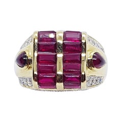 Bague en or 18 carats sertie d'un rubis avec diamants et de rubis cabochons