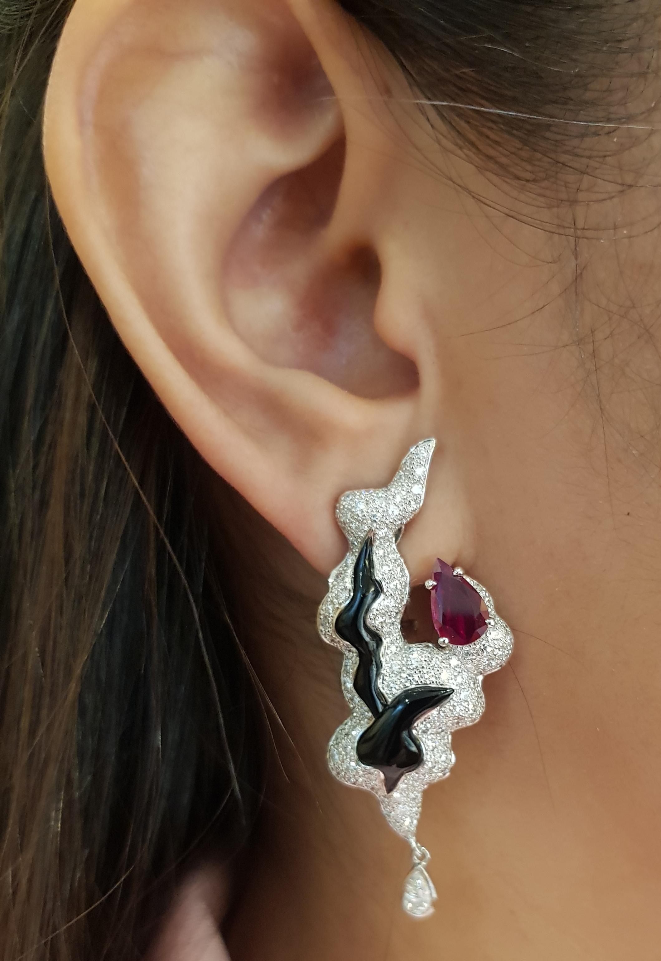 Orecchini con rubino 1,93 carati, diamante 3,20 carati e onice con montatura in oro bianco 18 carati

Larghezza:  2.1 cm 
Lunghezza:  5,0 cm
Peso totale: 20,09 grammi

