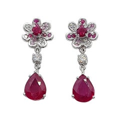 Blumenohrringe mit Rubin mit Diamant und rosa Saphir aus 18 Karat Weißgold